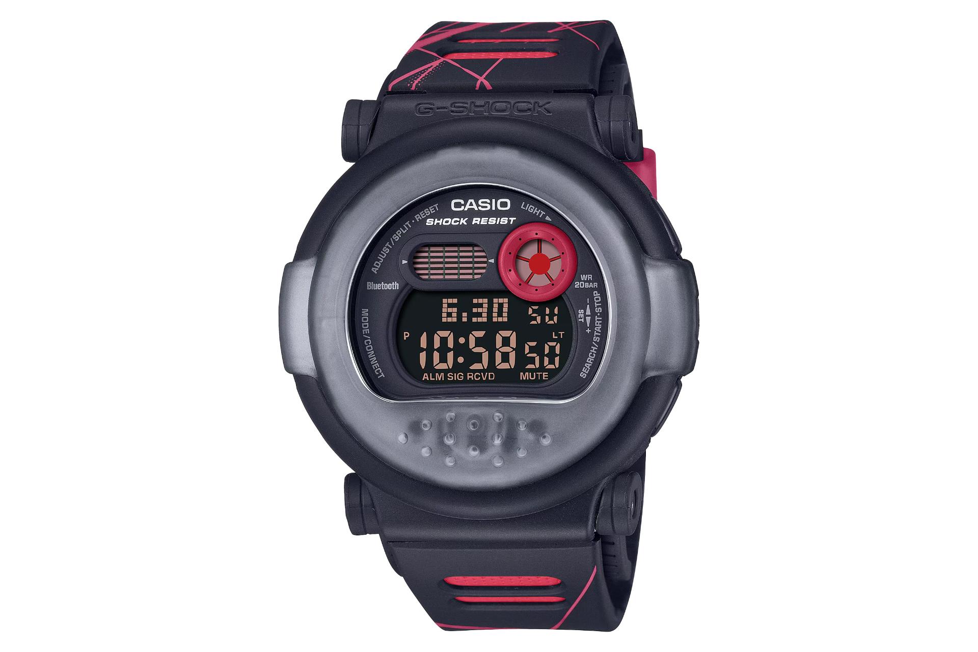 نمای جلوی ساعت مچی مردانه کاسیو جی شاک G-B001MVA-1 با نمایش فریم و صفحه همراه با کاور مخصوص