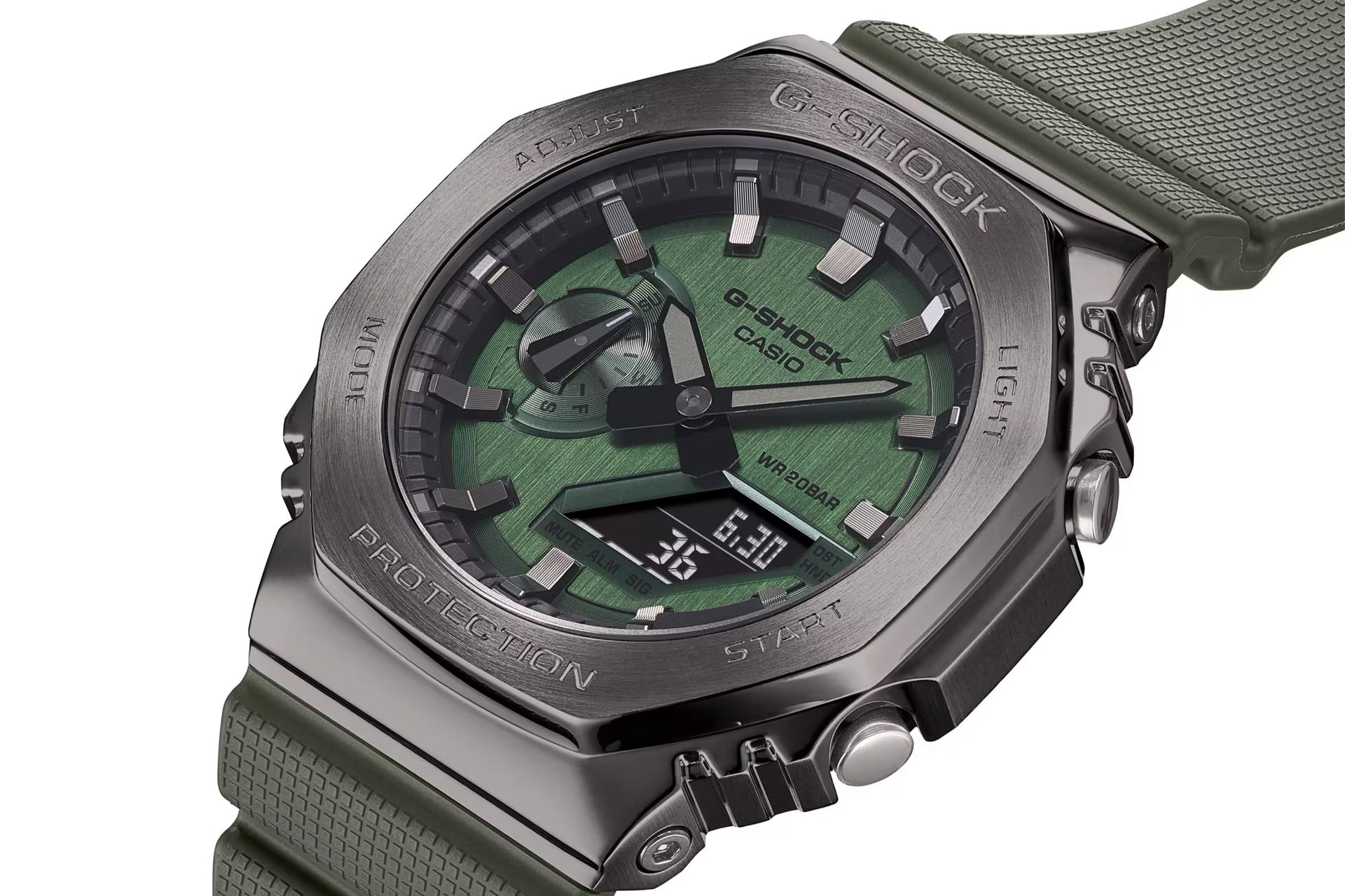 نمای نیمرخ ساعت مچی مردانه کاسیو جی شاک GM-2100B-3A با نمایش لبه سمت راست