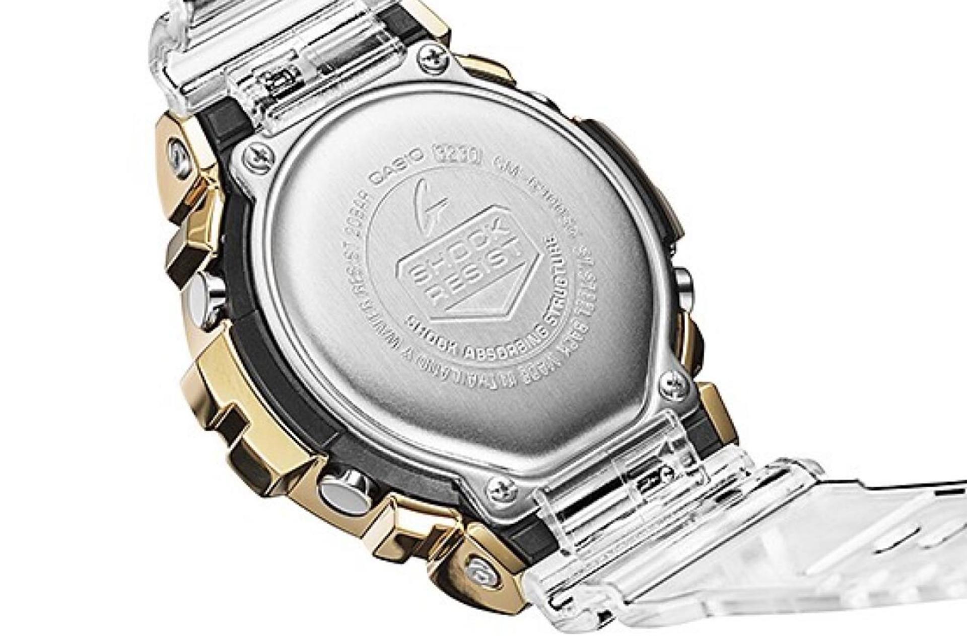 نمای پشت ساعت مچی مردانه کاسیو جی شاک GM-6900SG-9 با نمایش لوگو