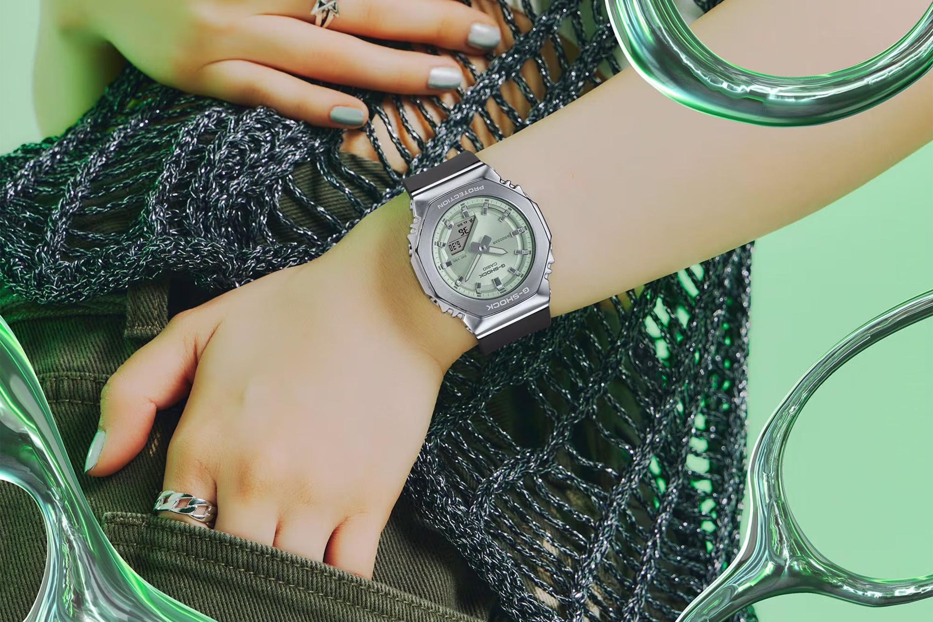 نمای جلوی ساعت مچی زنانه کاسیو جی شاک GM-S2110-3A بسته شده روی دست