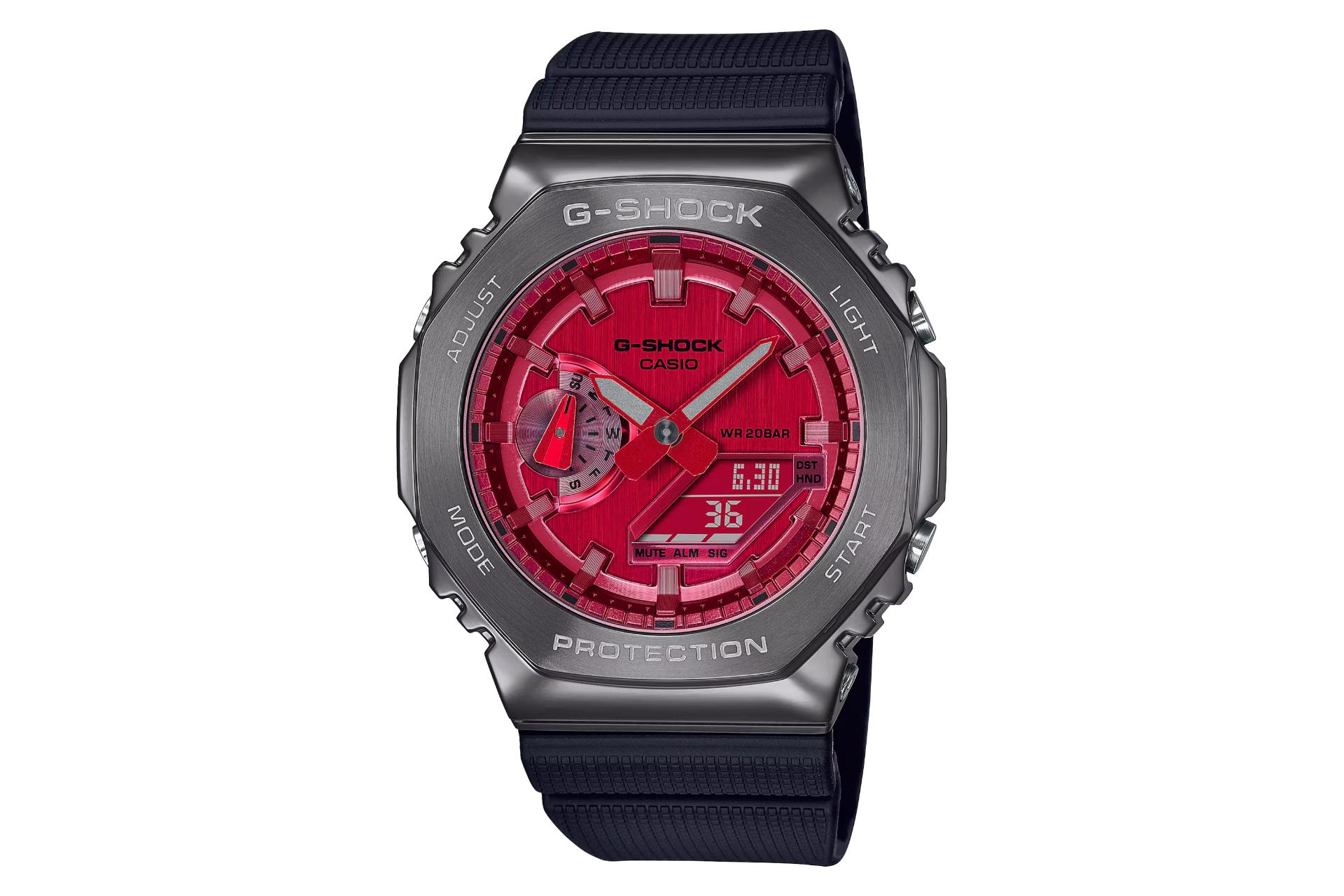 نمای جلوی ساعت مچی مردانه کاسیو جی شاک GM-2100B-4A با نمایش صفحه و فریم