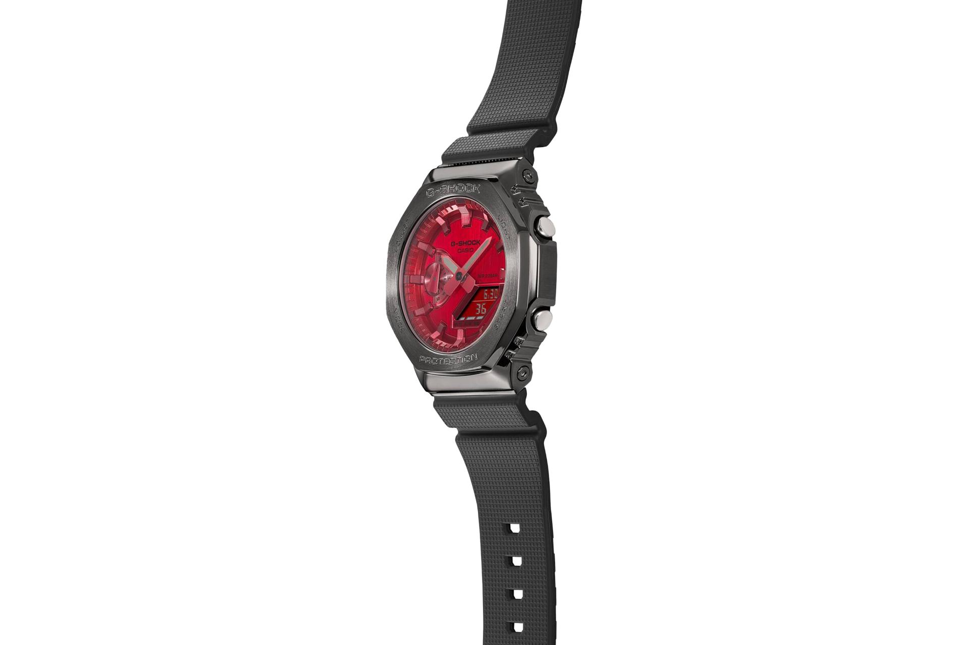 نمای نیمرخ ساعت مچی مردانه کاسیو جی شاک GM-2100B-4A با نمایش لبه کناری