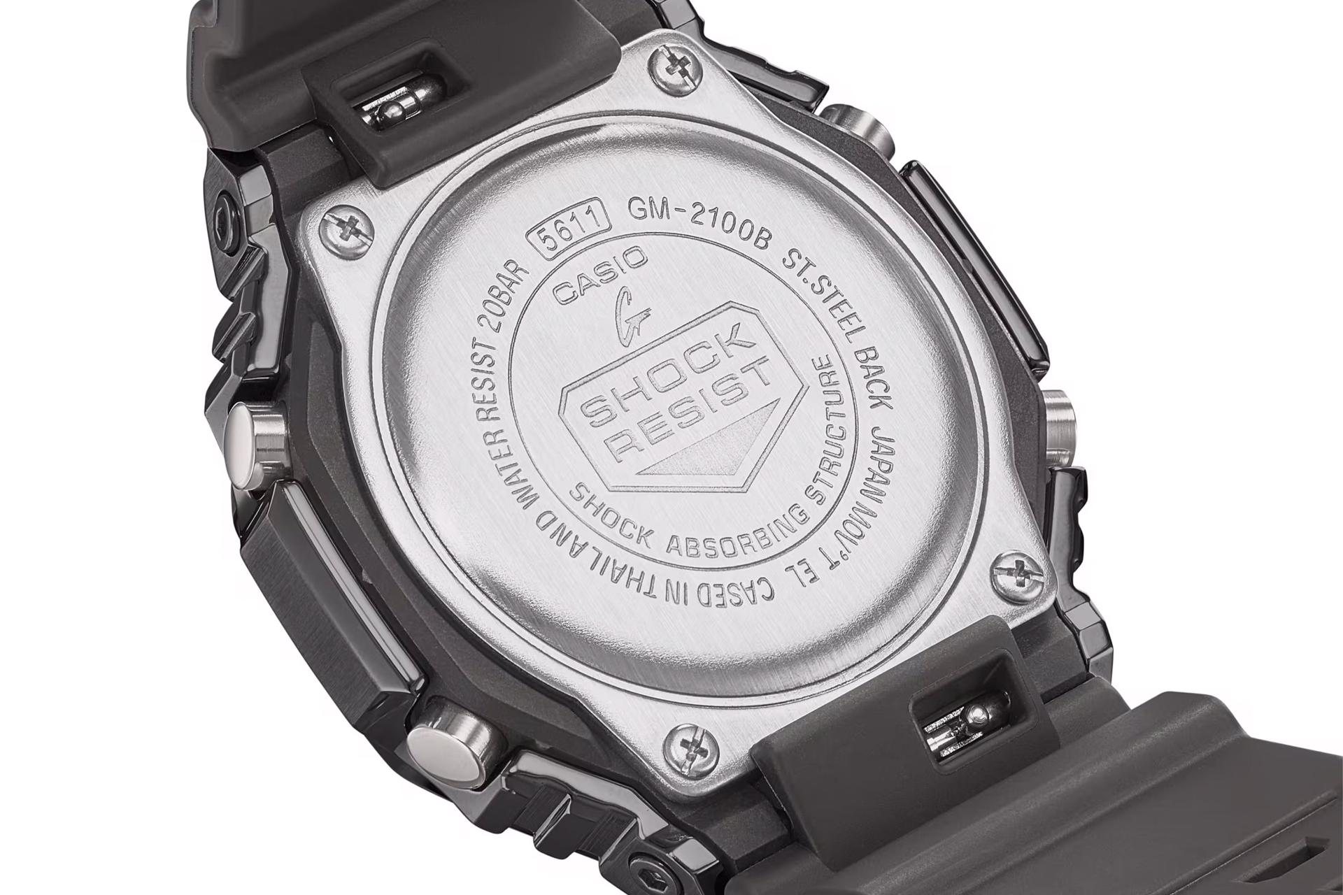 نمای پشت ساعت مچی مردانه کاسیو جی شاک GM-2100B-4A با نمایش لوگو