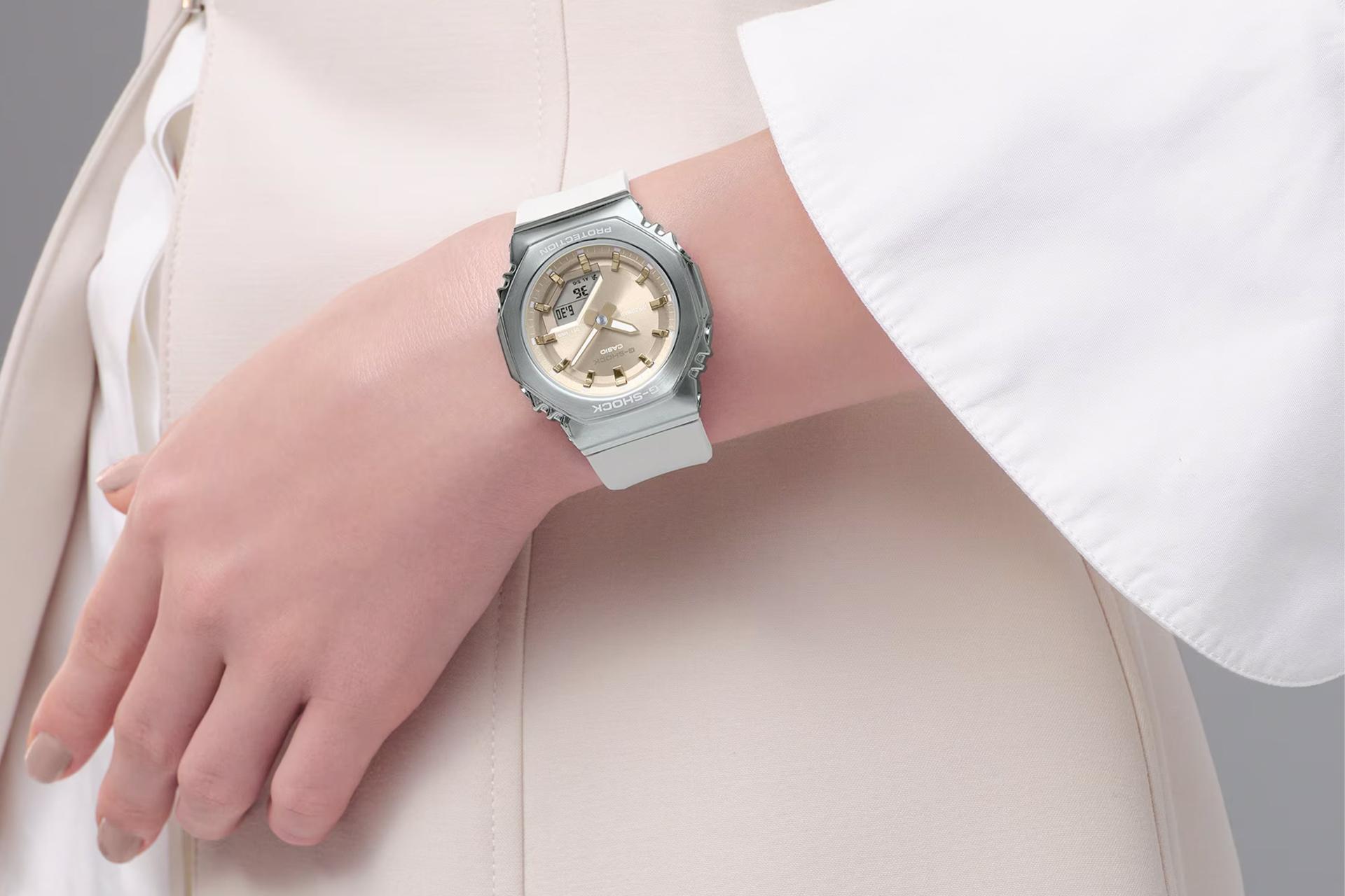 نمای جلوی ساعت مچی زنانه کاسیو جی شاک GM-S2110-7A9 بسته شده روی مچ