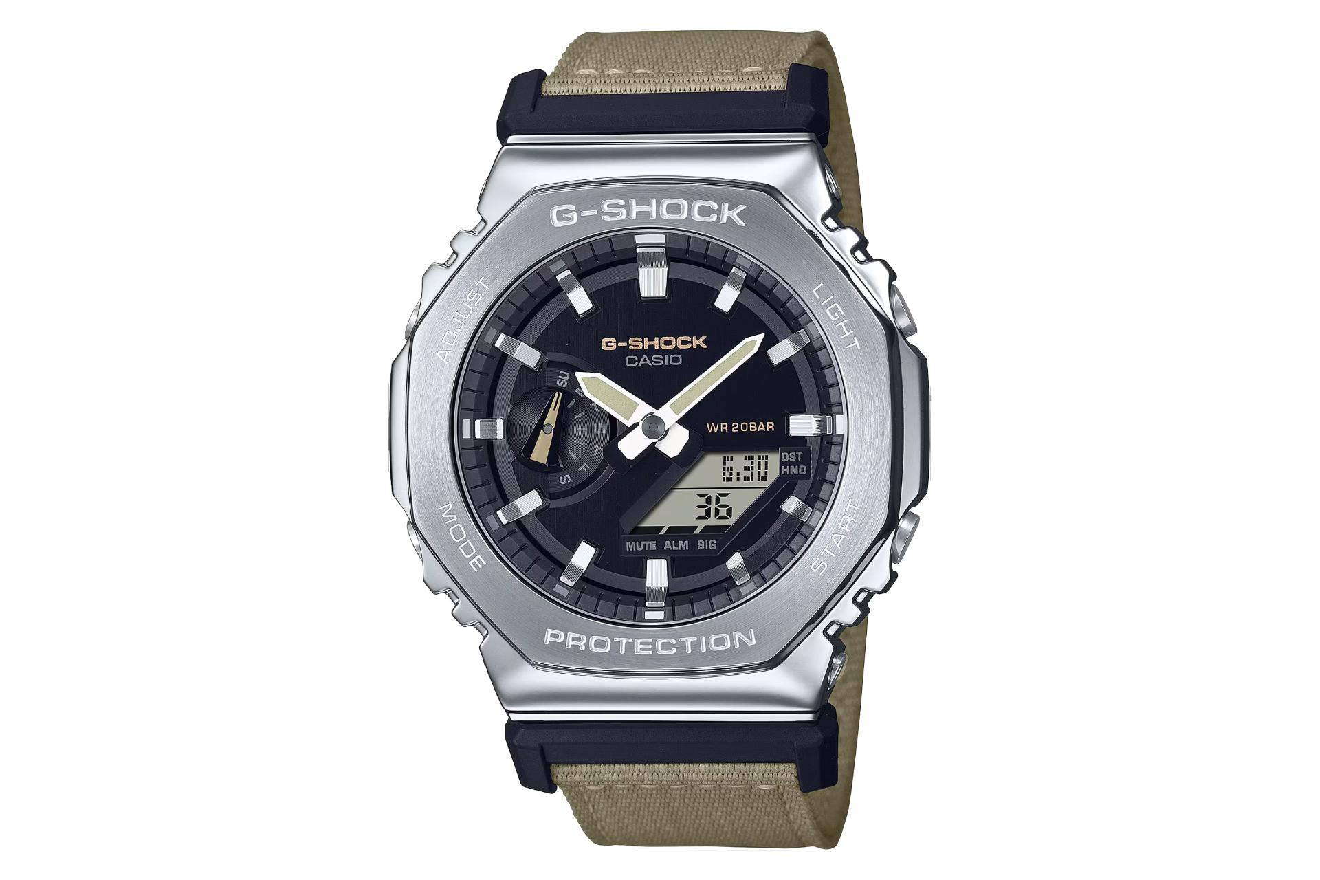نمای جلوی ساعت مچی مردانه کاسیو جی شاک GM-2100C-5A با نمایش فریم و صفحه