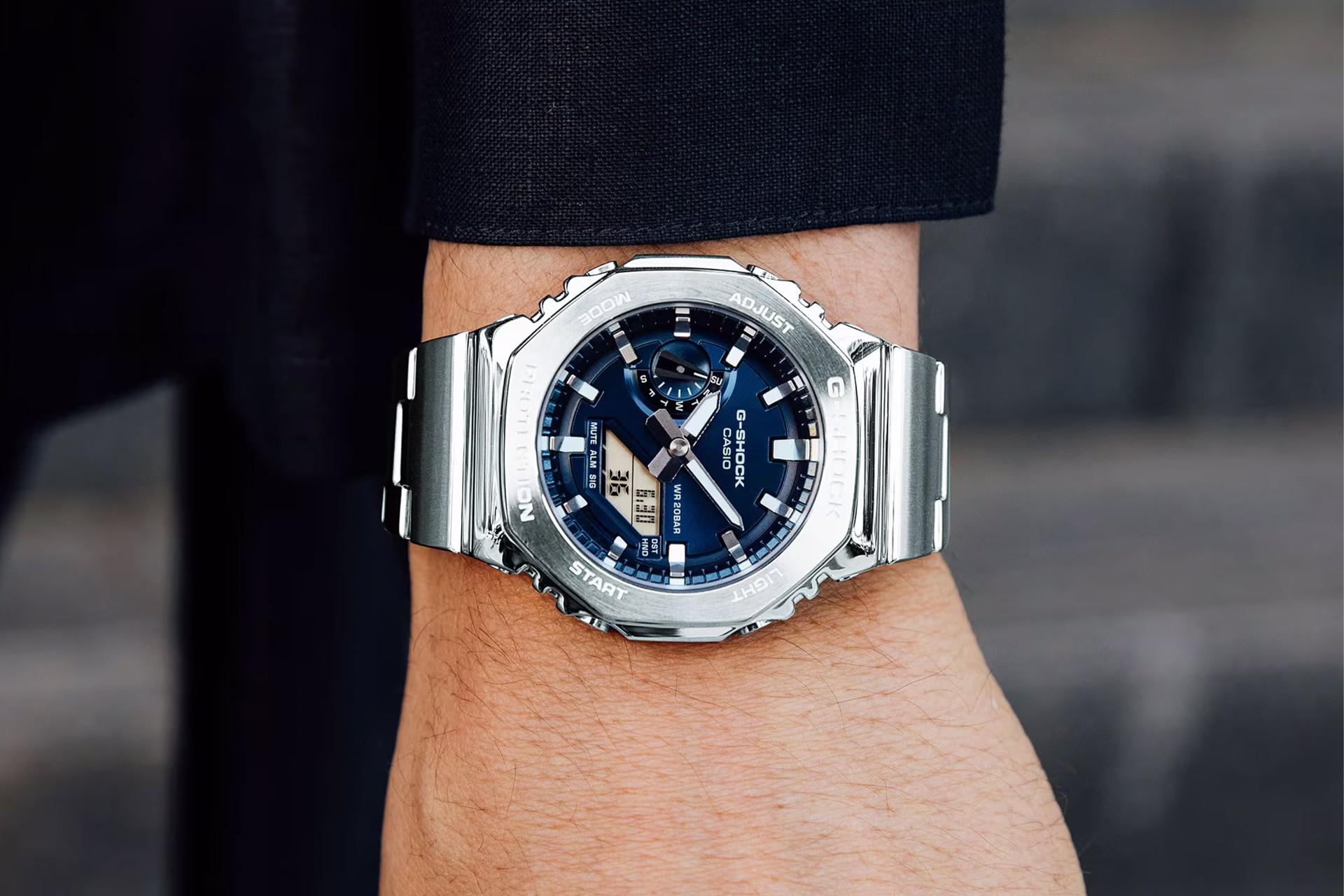 نمای جلوی ساعت مچی مردانه کاسیو جی شاک GM-2110D-2B بسته شده روی مچ