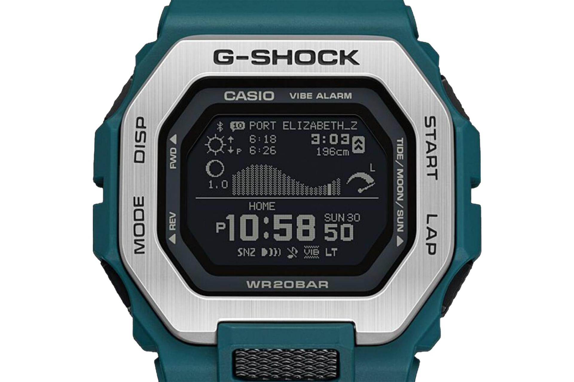 نمای نزدیک ساعت مچی مردانه کاسیو جی شاک GBX-100-2 با نمایشگر روشن و نمایش لوگو