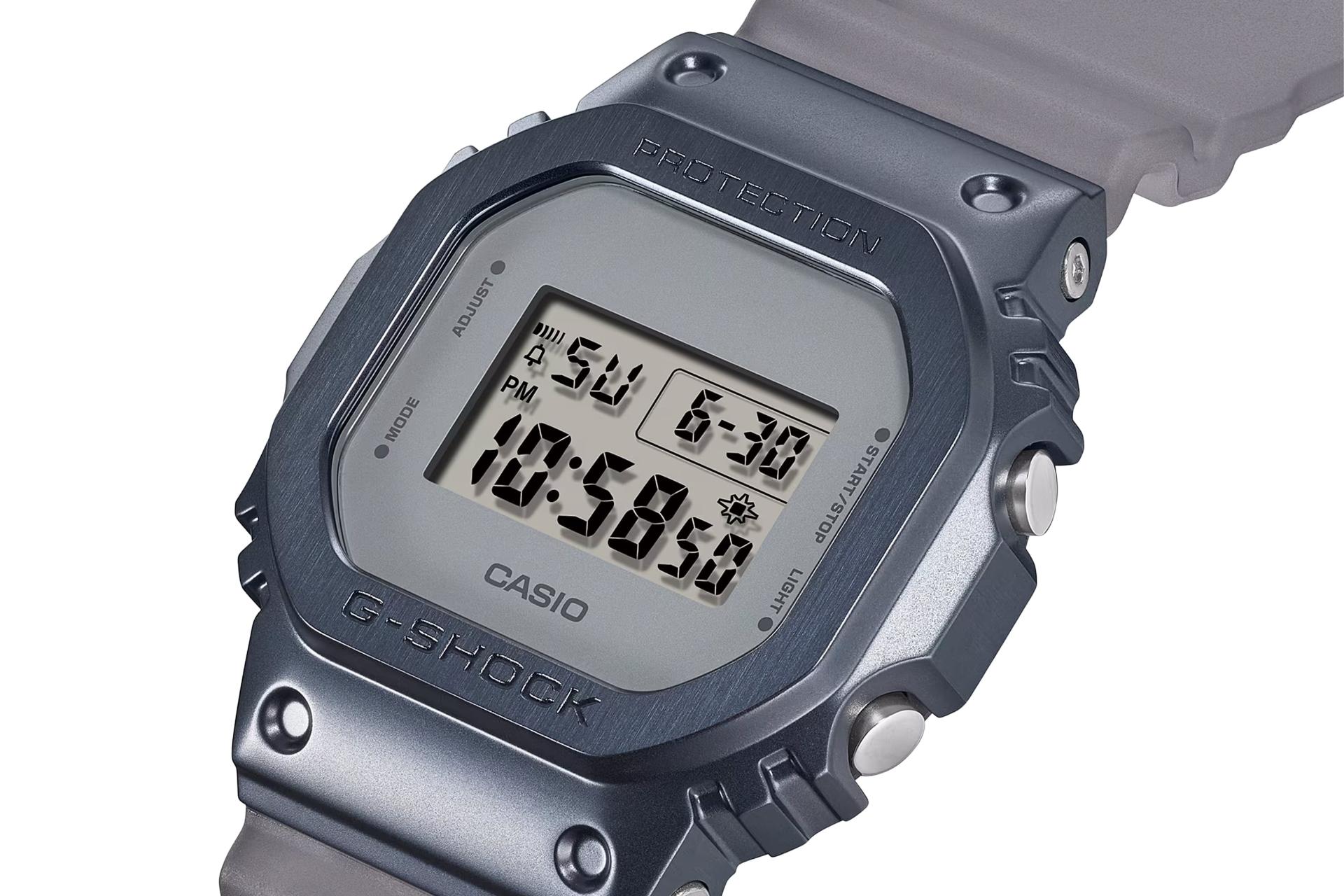 لبه کناری ساعت مچی مردانه کاسیو جی شاک GM-5600MF-2 با نمایش دکمه‌ها