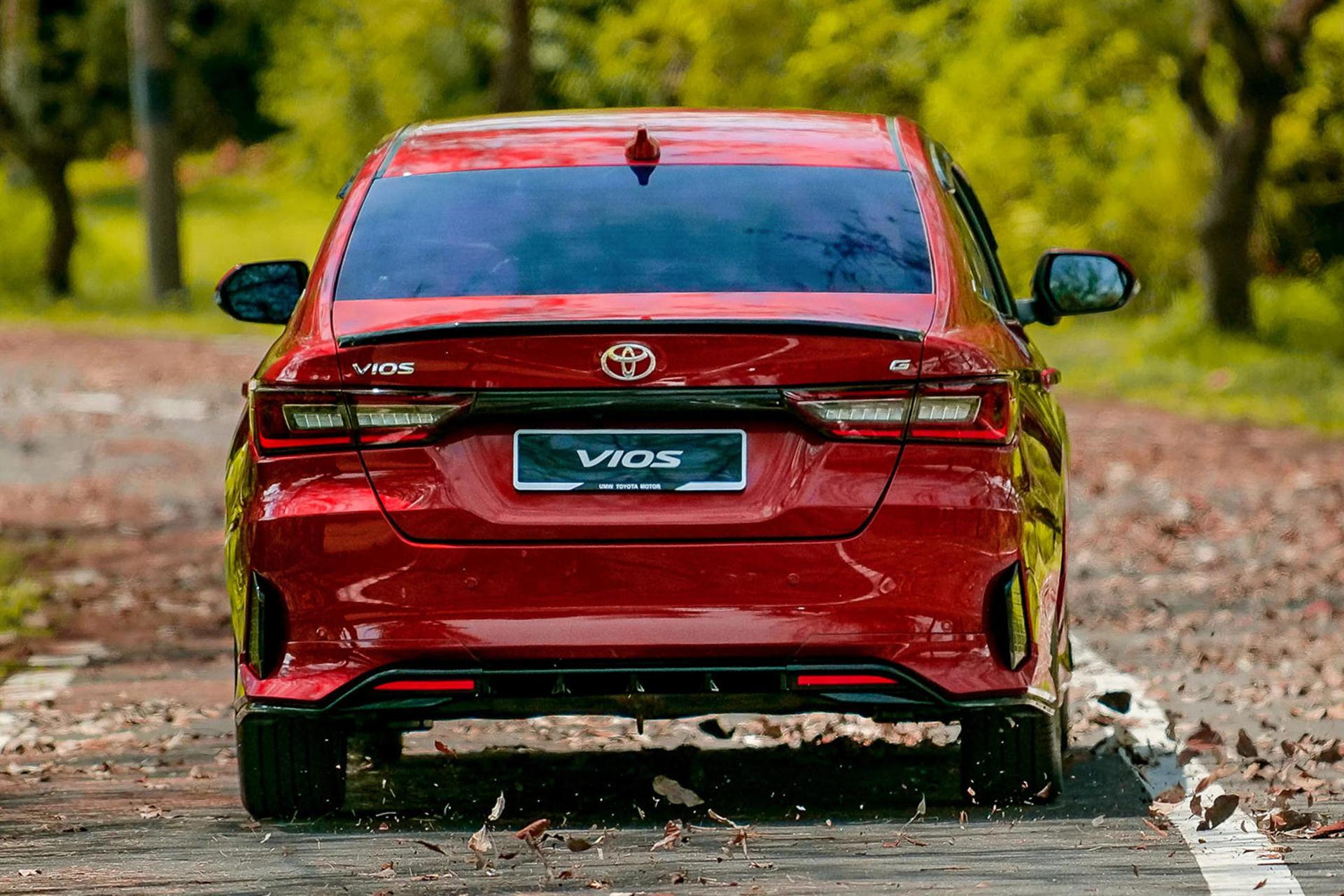 خودرو تویوتا یاریس Toyota Yaris 2024 نمای پشت رنگ قرمز