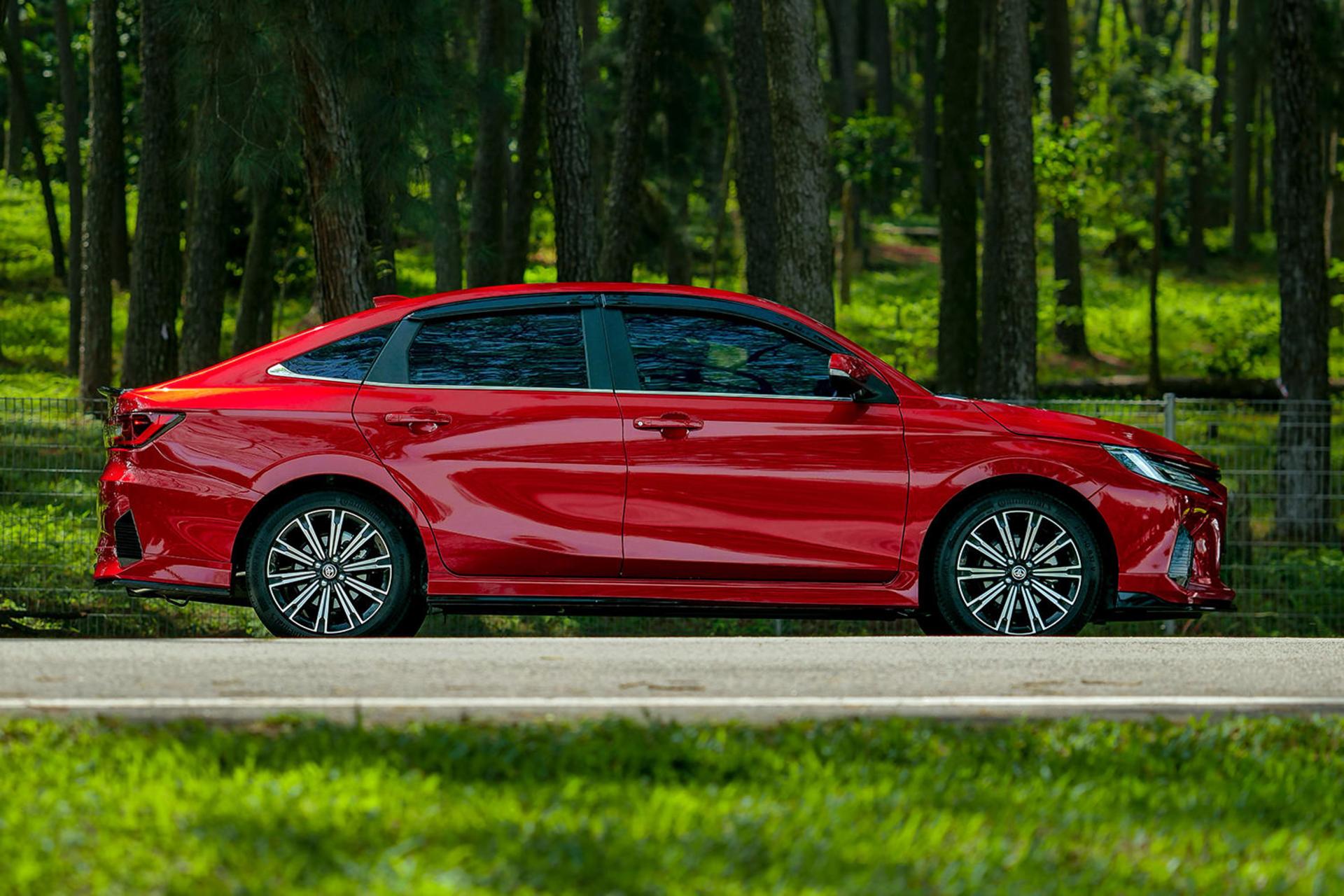 خودرو تویوتا یاریس Toyota Yaris 2024 نمای جانبی رنگ قرمز