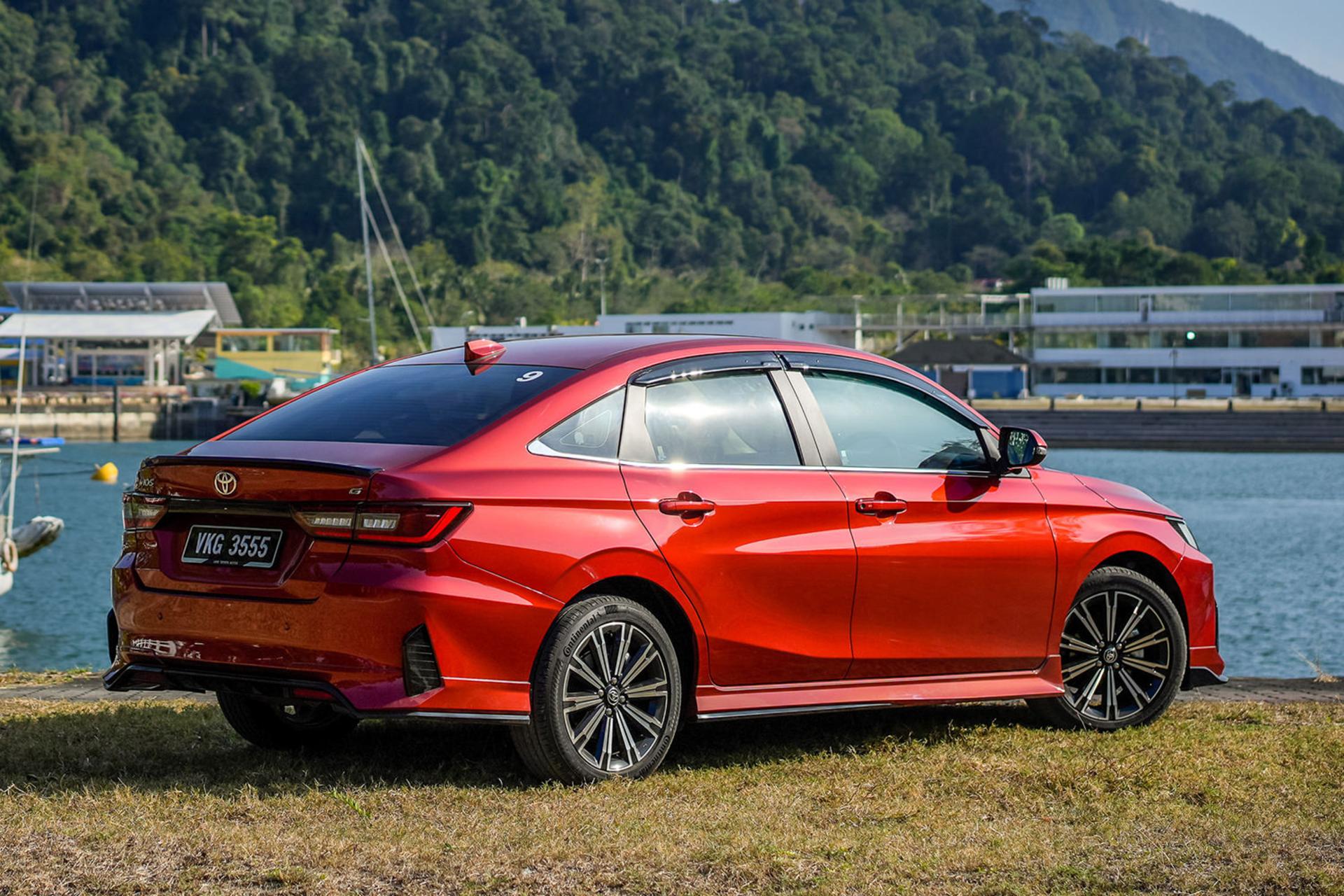 خودرو تویوتا یاریس Toyota Yaris 2024 نمای جانبی و پشت رنگ قرمز