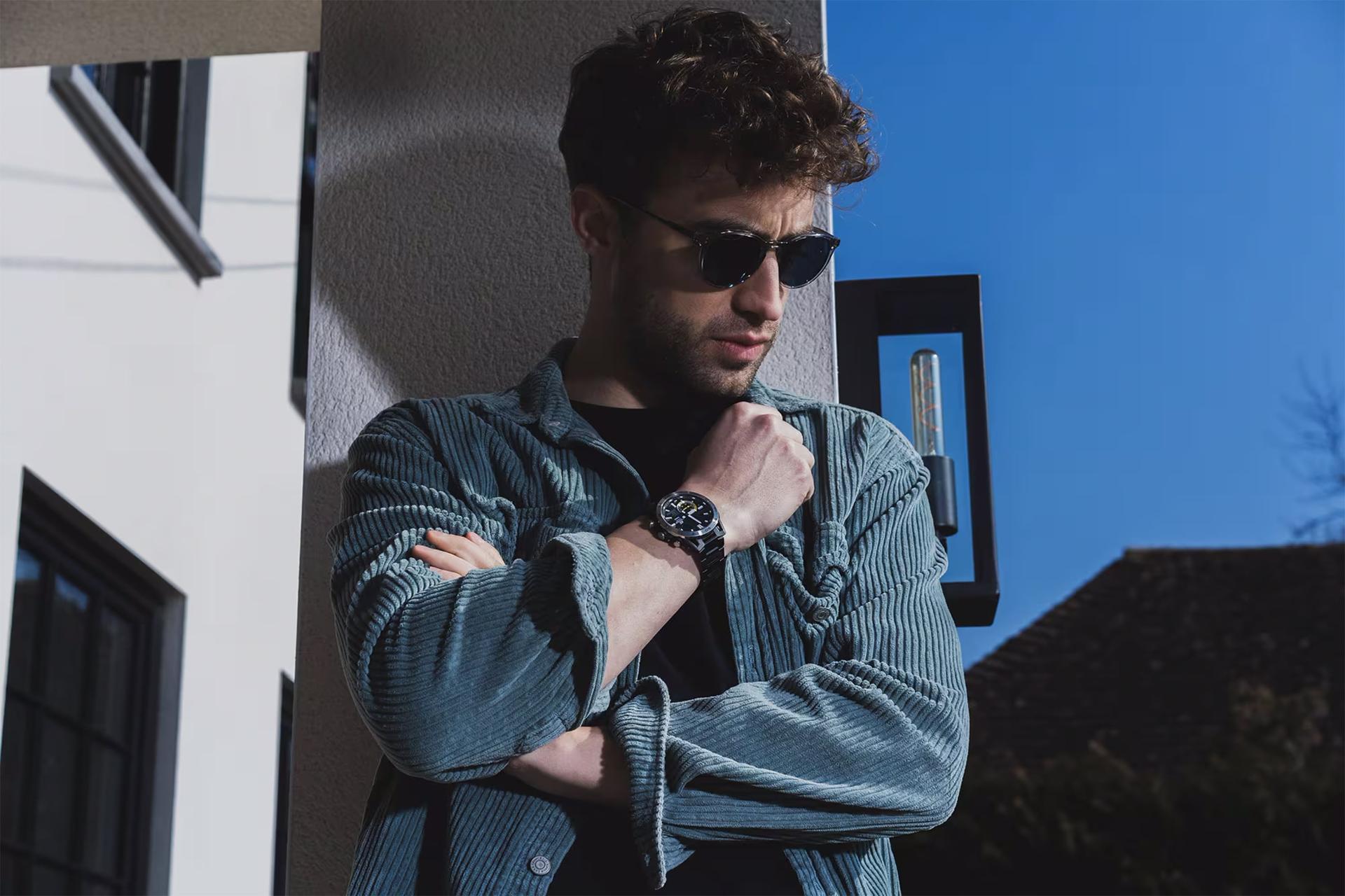 ساعت مچی مردانه کاسیو Edifice ECB-40DC-1A بسته شده روی مچ