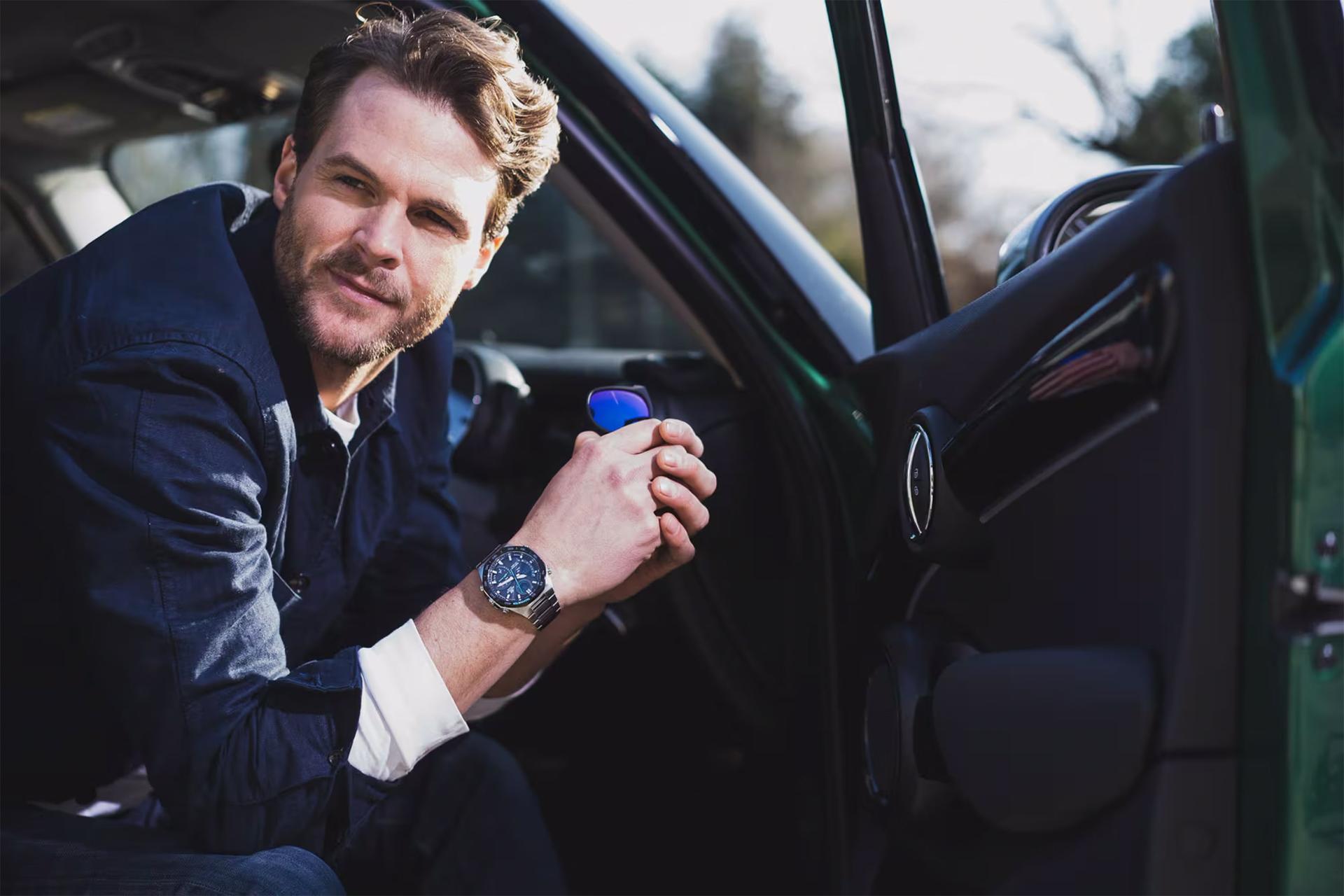 ساعت مچی مردانه کاسیو Edifice ECB-950DB-1A بسته شده روی دست