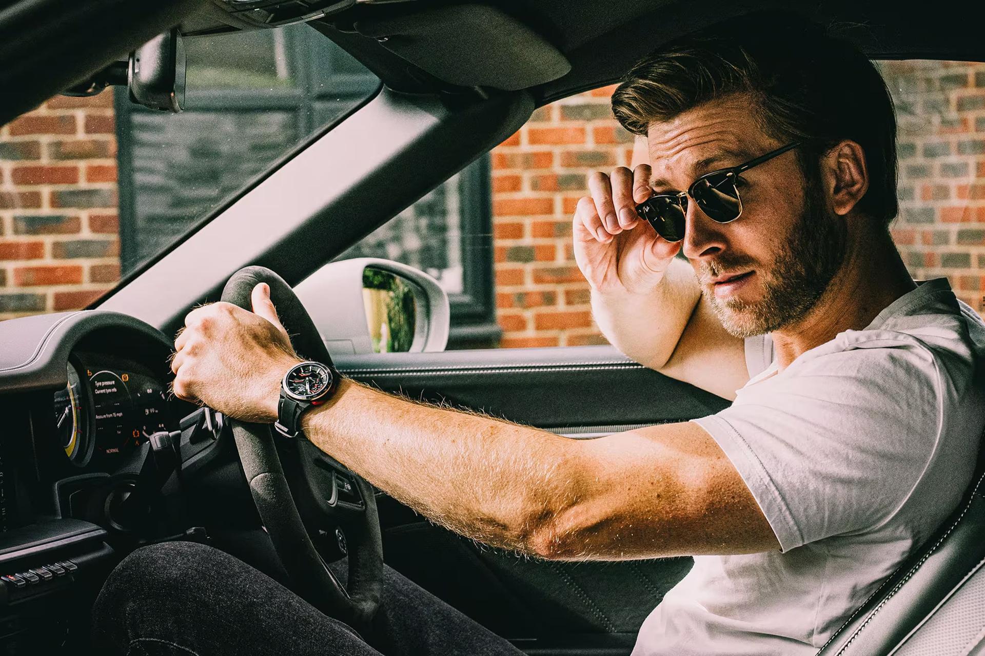 ساعت مچی مردانه کاسیو Edifice ECB-2200P-1A بسته شده روی دست