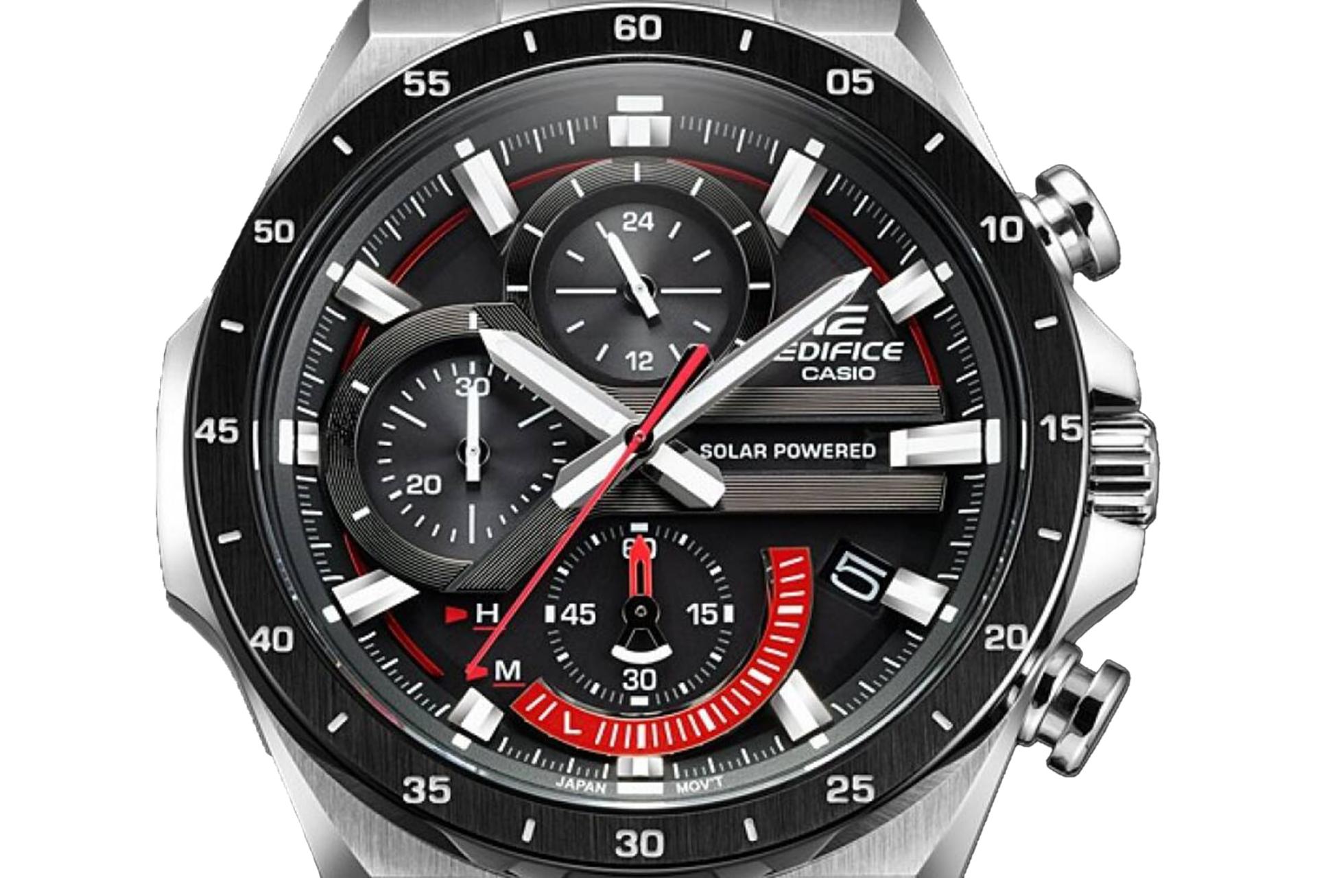 نمای نزدیک ساعت مچی مردانه کاسیو Edifice EQS-920DB-1AV با نمایش صفحه، عقربه‌ها و لوگوی