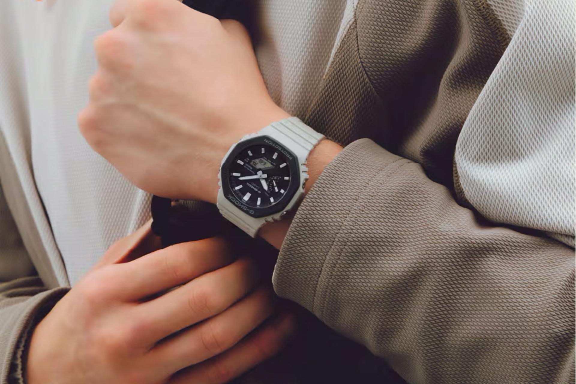 ساعت مچی مردانه کاسیو جی شاک GA-B2100LUU-5A بسته شده روی مچ