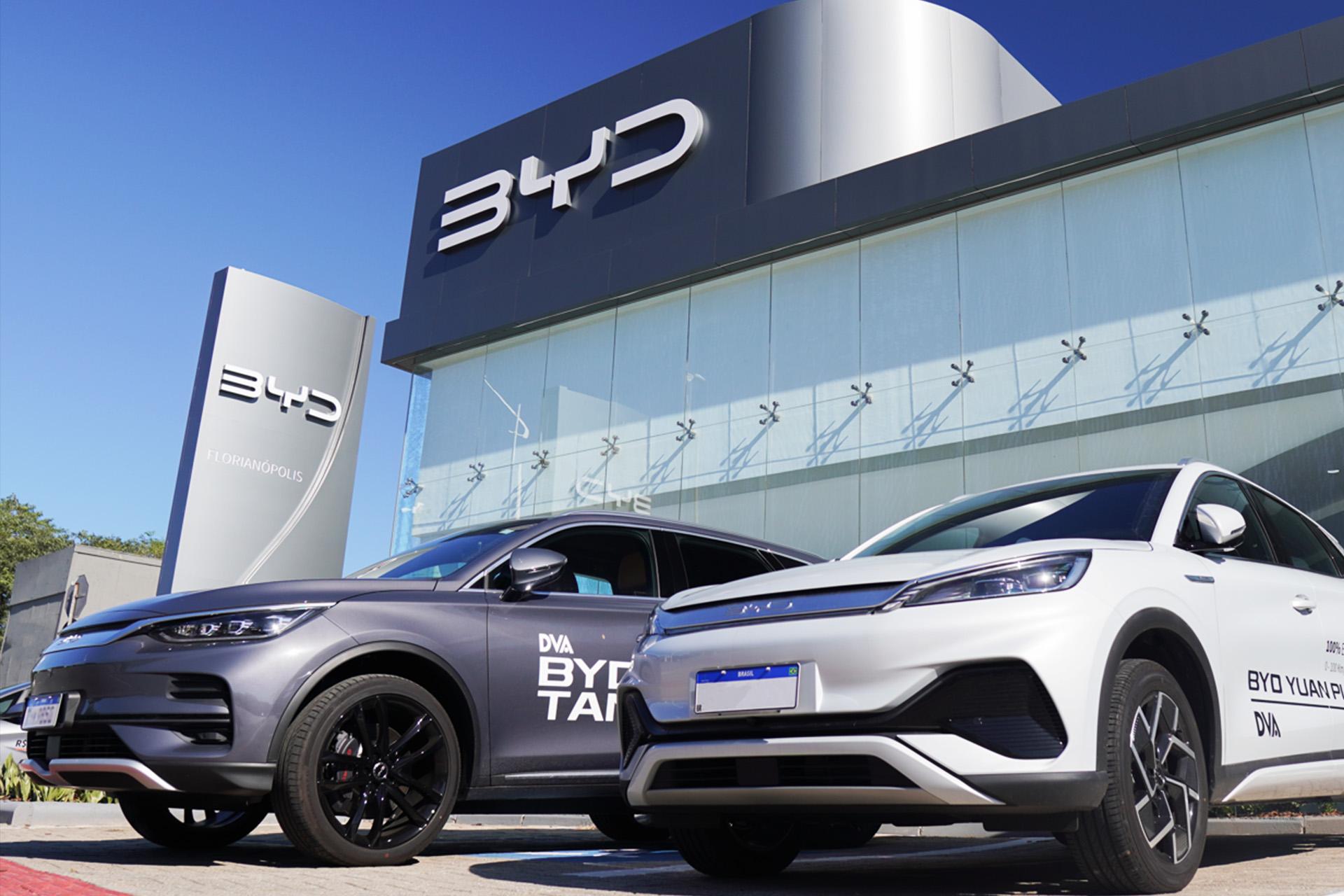 خودرو چینی BYD پارک‌شده جلوی گالری BYD