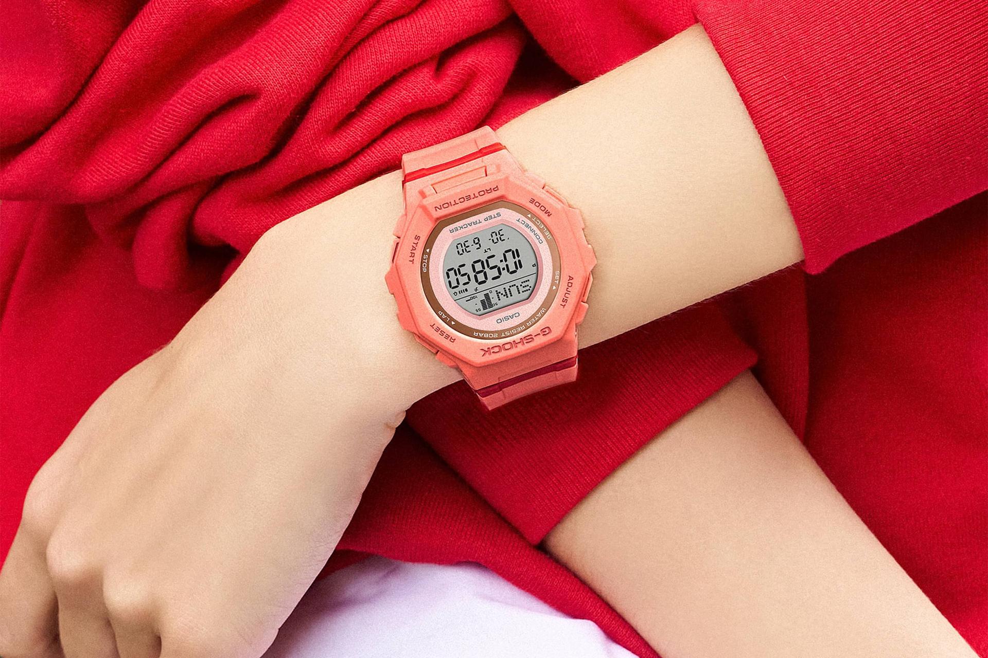 ساعت مچی زنانه کاسیو جی شاک GMD-B300SC-4 بسته شده روی مچ