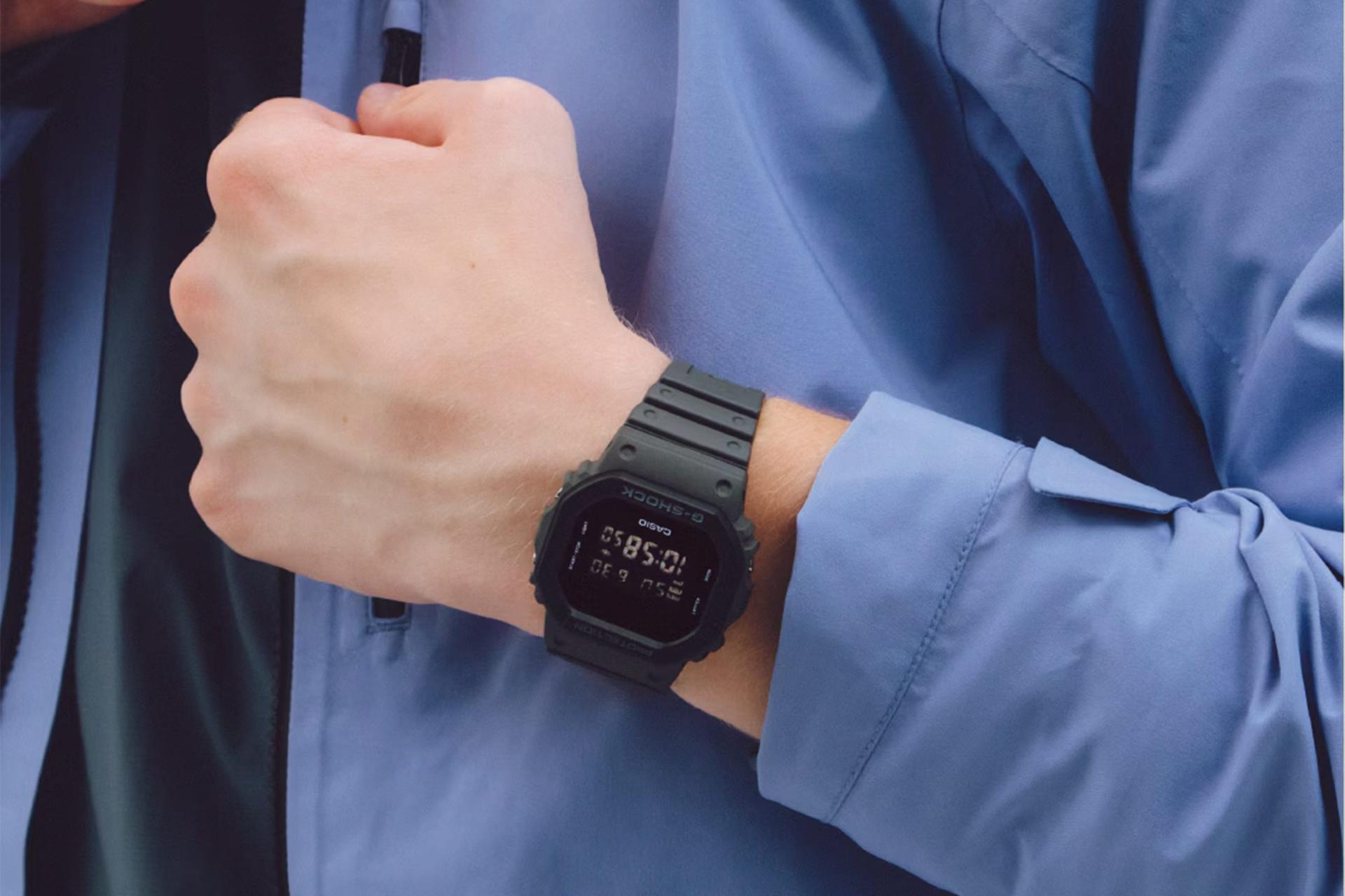 ساعت مچی مردانه کاسیو جی شاک DW-5610UU-8 بسته شده روی مچ