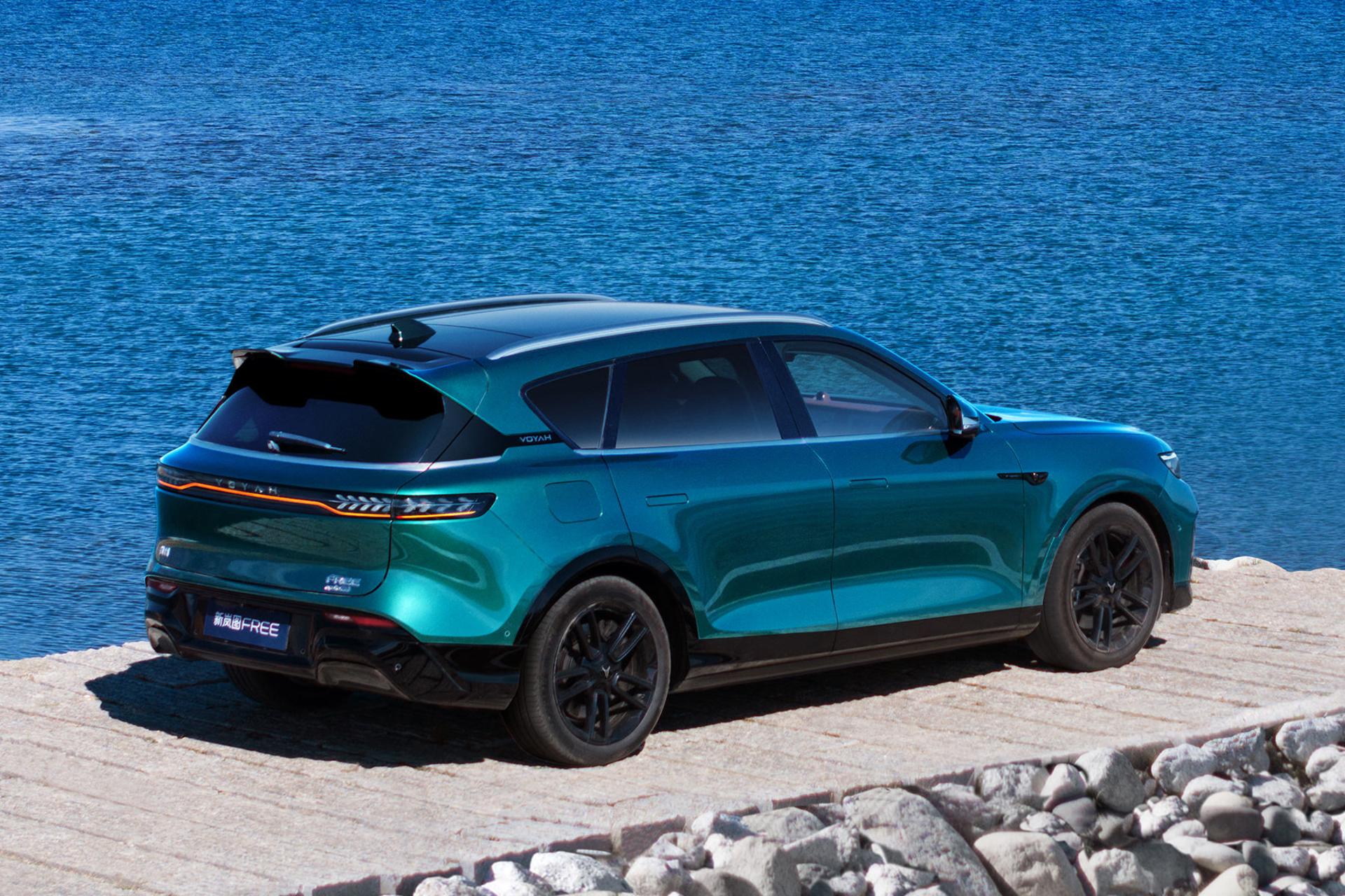 خودرو وویا فری Voyah Free 2025 رنگ سبز نمای سقف و جانبی