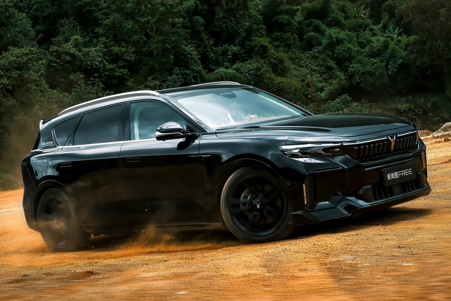 خودرو وویا فری Voyah Free 2025 رنگ سبز نمای جانبی و رانندگی آفرود