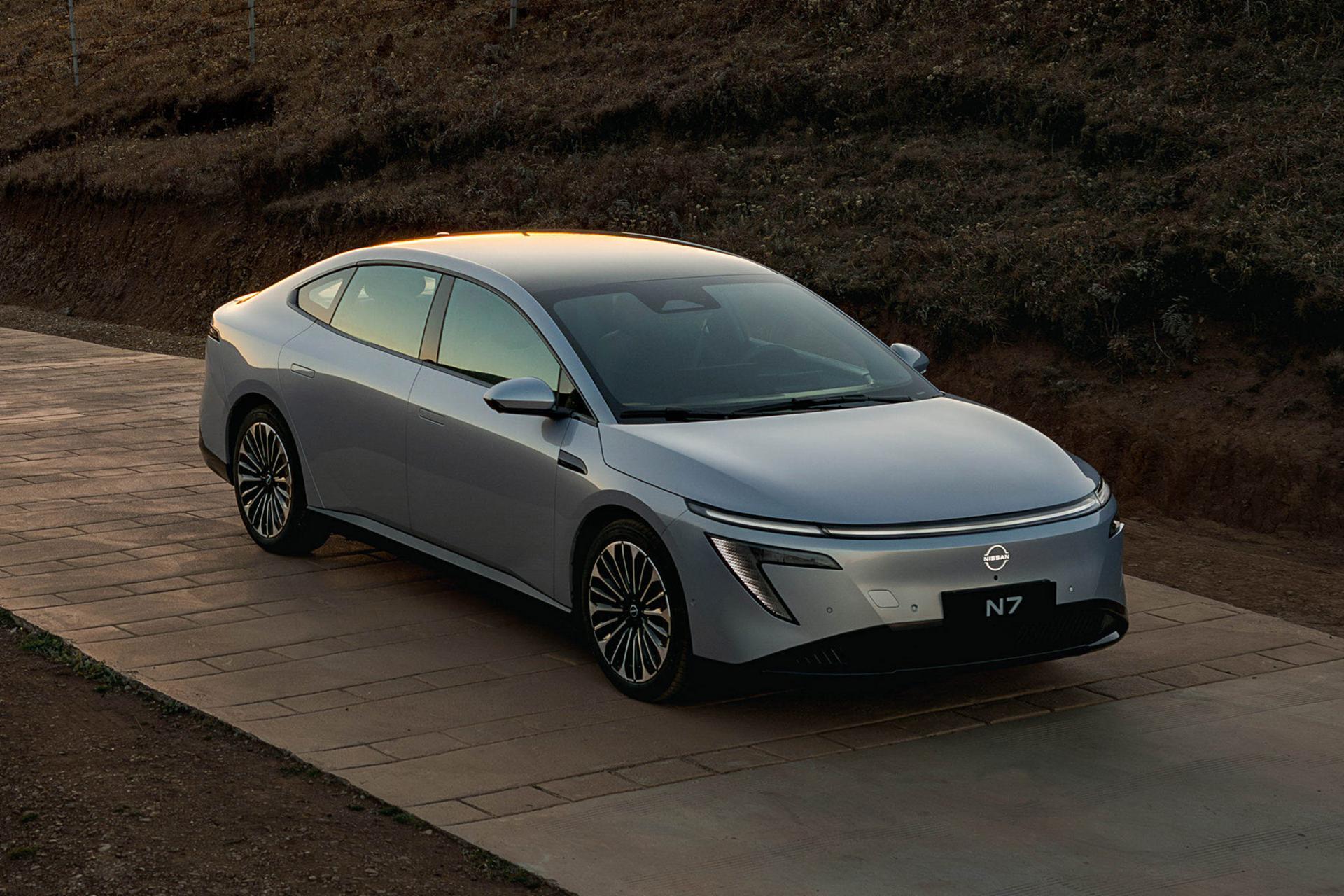 خودرو نیسان Nissan N7 نمای جلو و جانبی