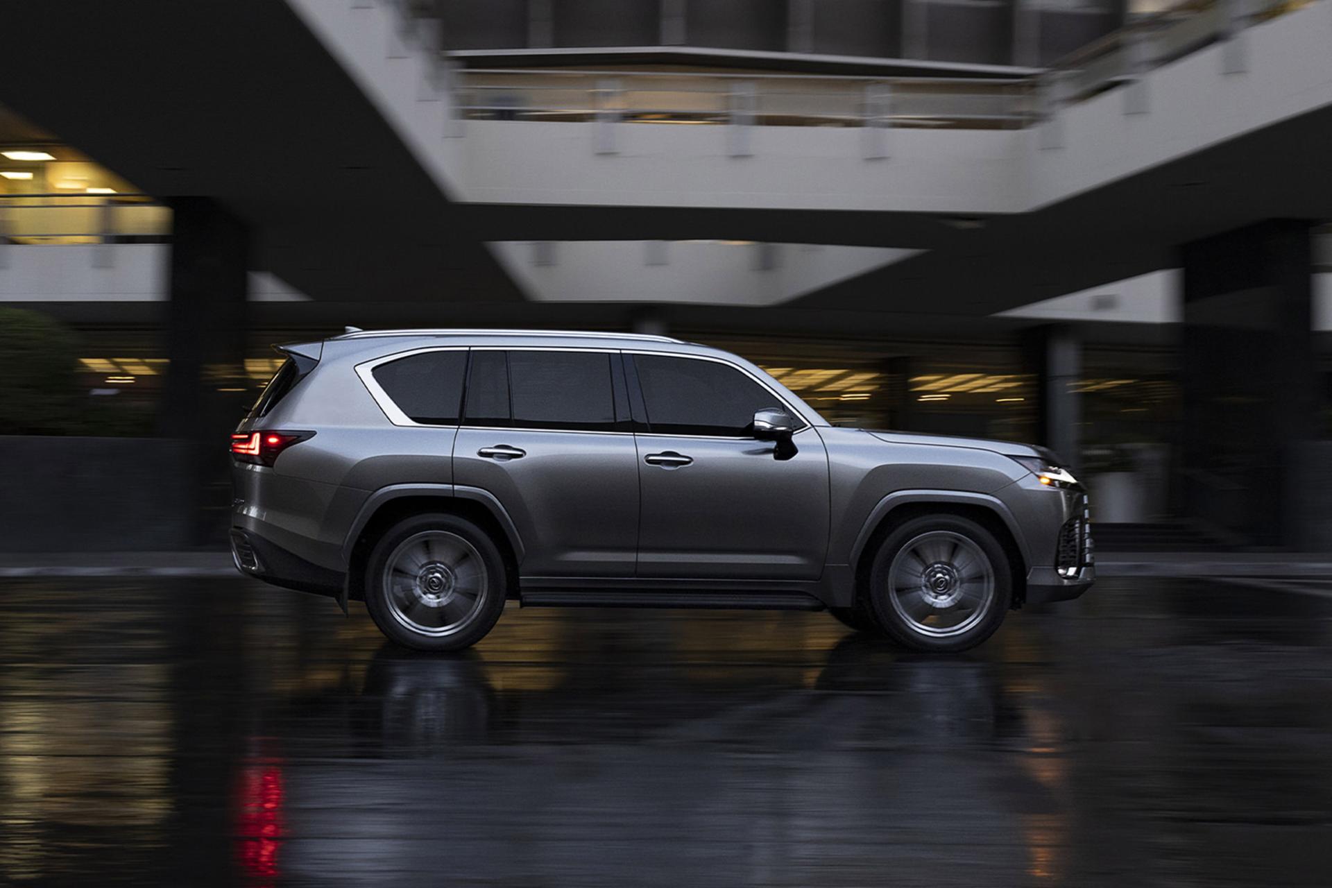 خودرو لکسوس Lexus LX600 2025 نمای جانبی