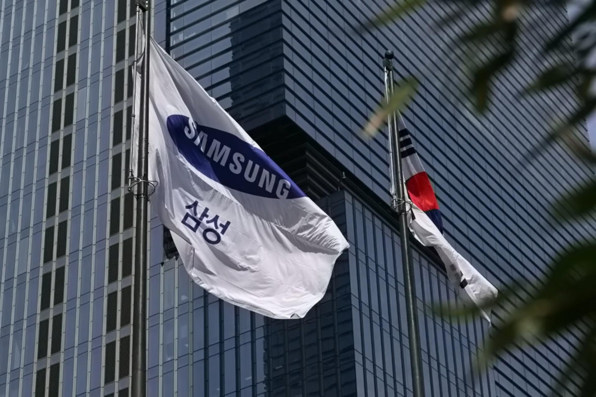 پرچم شرکت سامسونگ کنار پرچم کره جنوبی در مقابل ساختمان شرکت