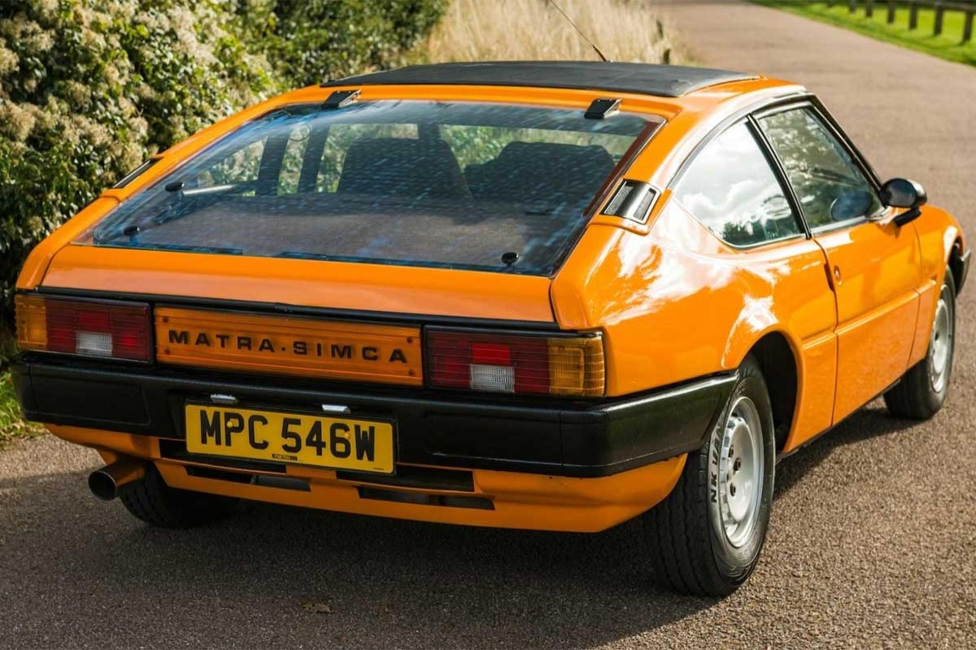 نمای سه‌چهارم عقب خودرو ماترا سیمکا