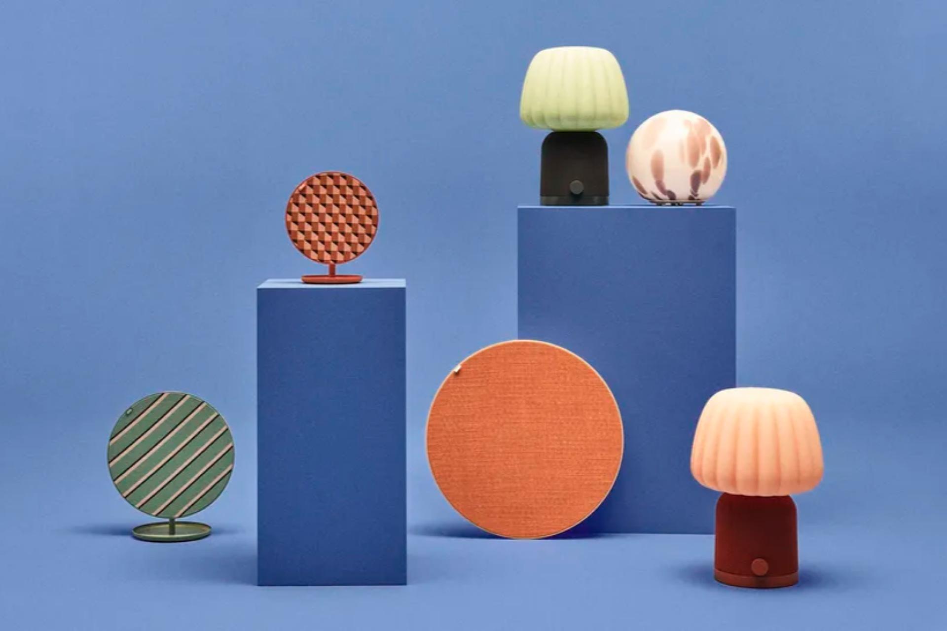 اسپیکر‌های جدید شرکت IKEA کنار هم با پس‌زمینه‌ی آبی