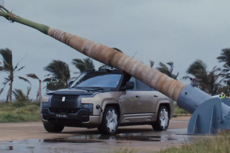 ببینید: شاسی‌بلند لوکس چینی از سقوط درخت غول‌پیکر جان سالم به در برد