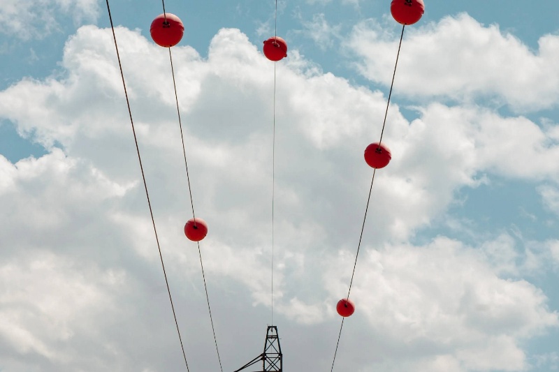 دلیل نصب توپ‌های نارنجی روی سیم‌های انتقال برق چیست؟