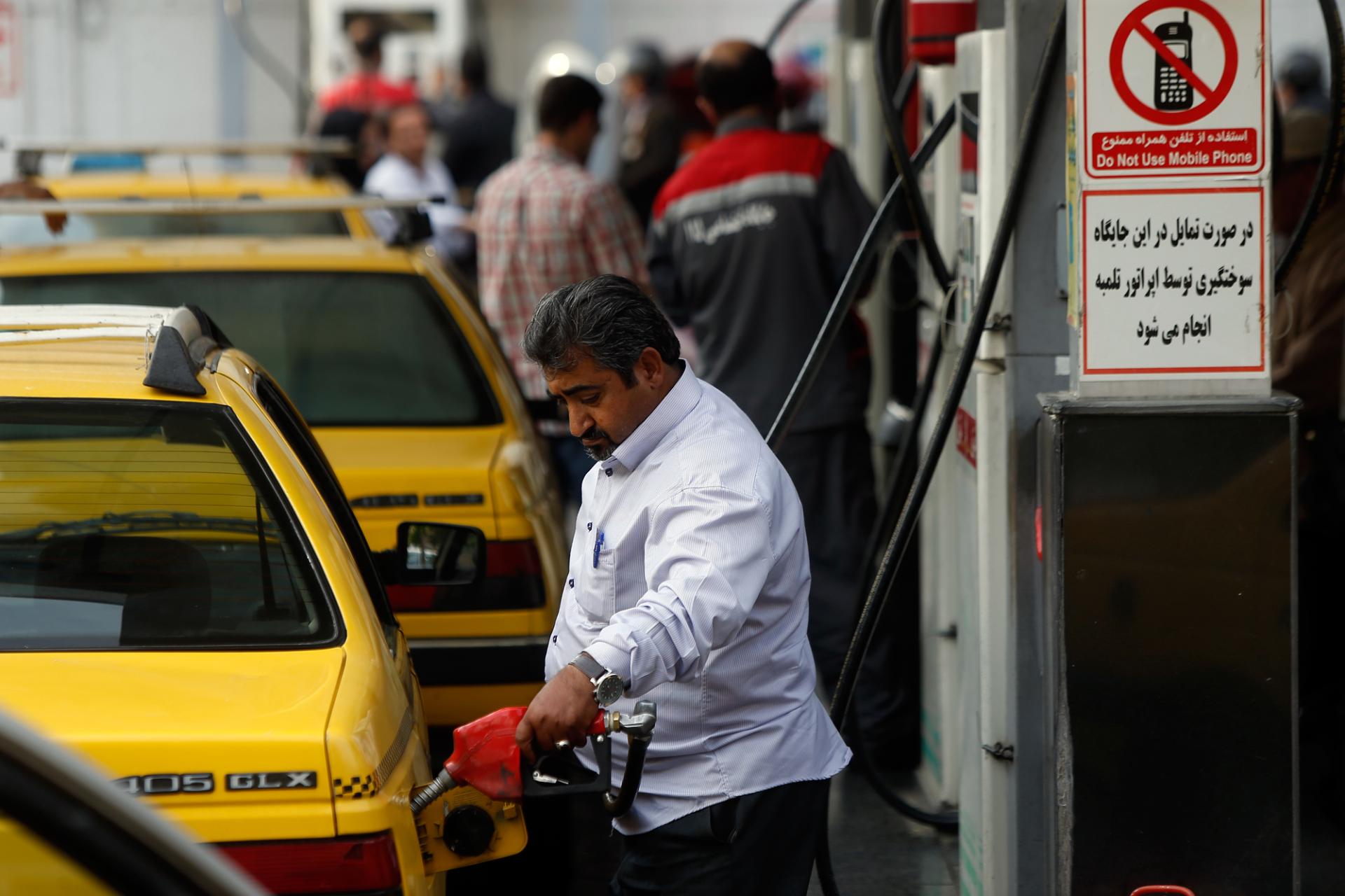 راننده‌ تاکسی در حال بنزین زدن