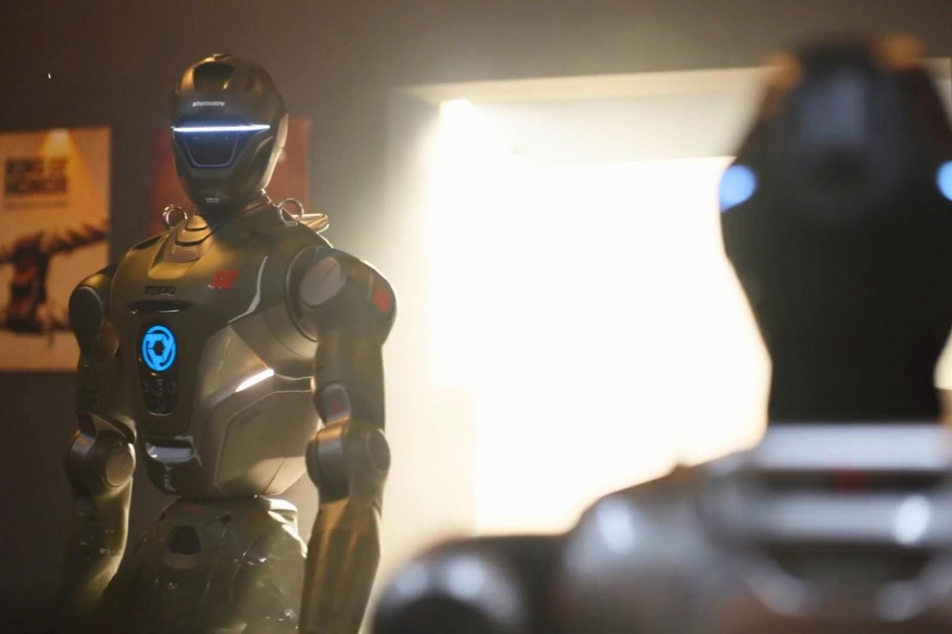 ربات انسان‌نمای T800 در حالت ایستاده نمای جلو