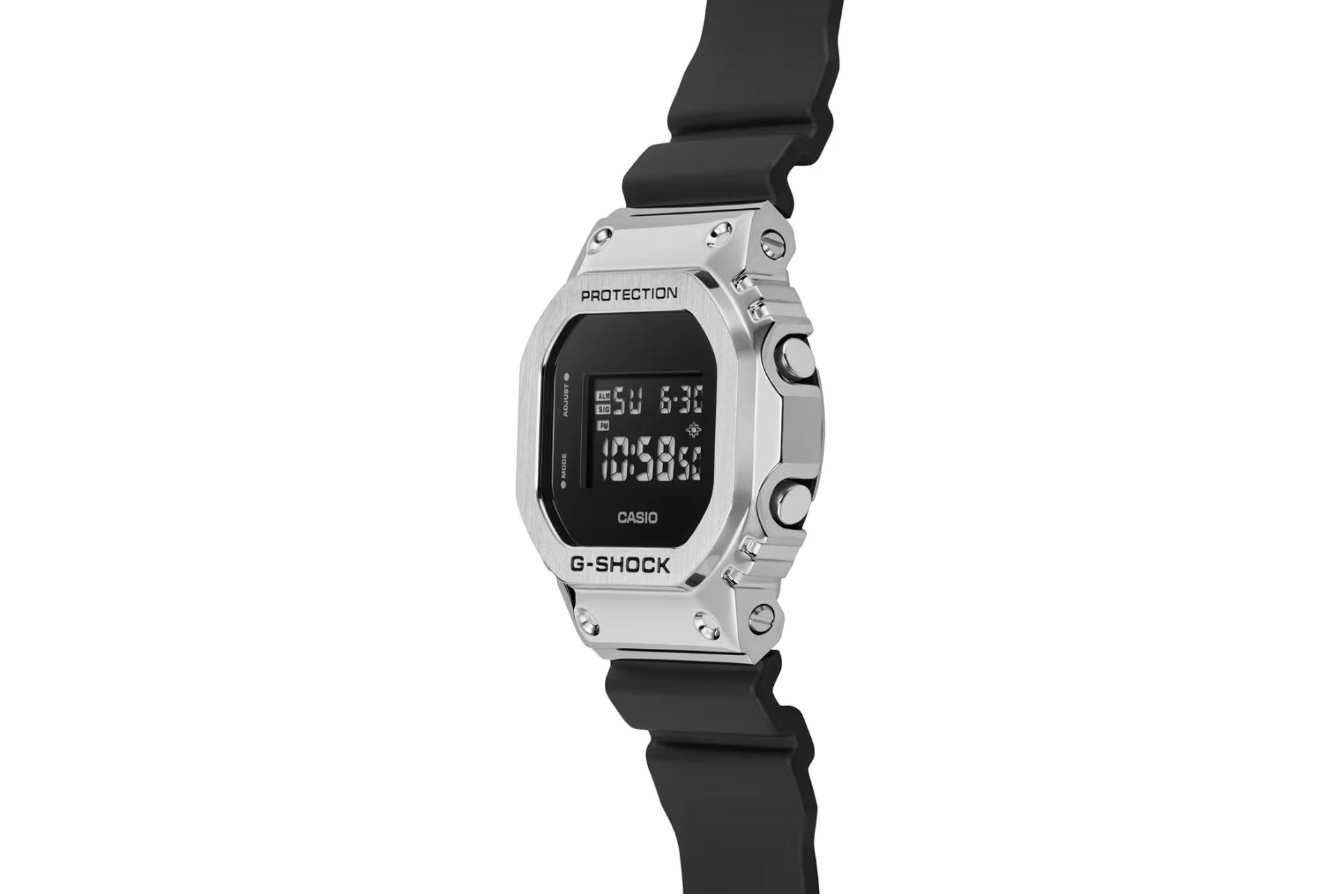 نمای کنار ساعت مچی مردانه کاسیو جی شاک GM-5600U-1