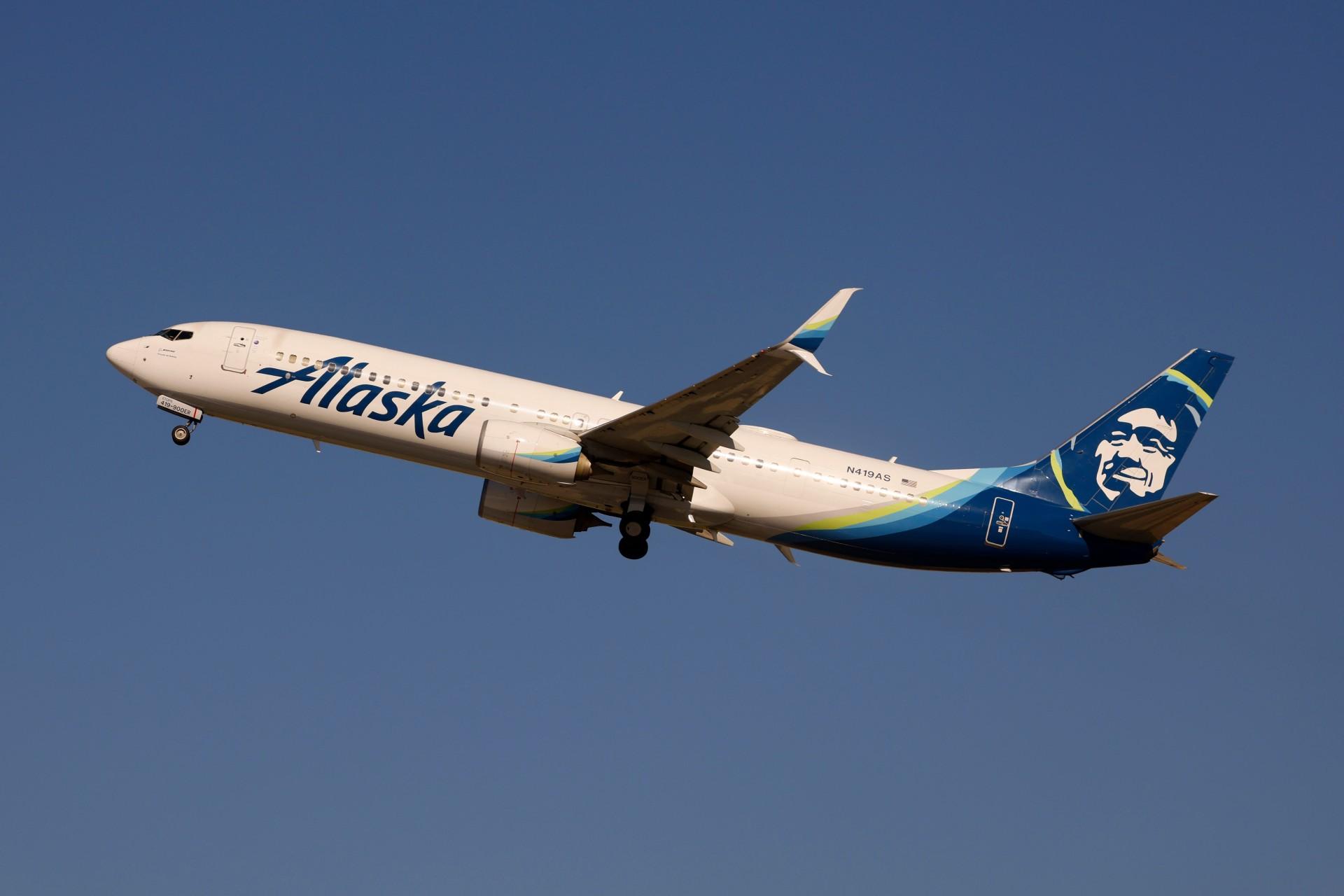 بحران در آسمان؛ مسافر هواپیما تلاش کرد خروجی اضطراری را باز کند