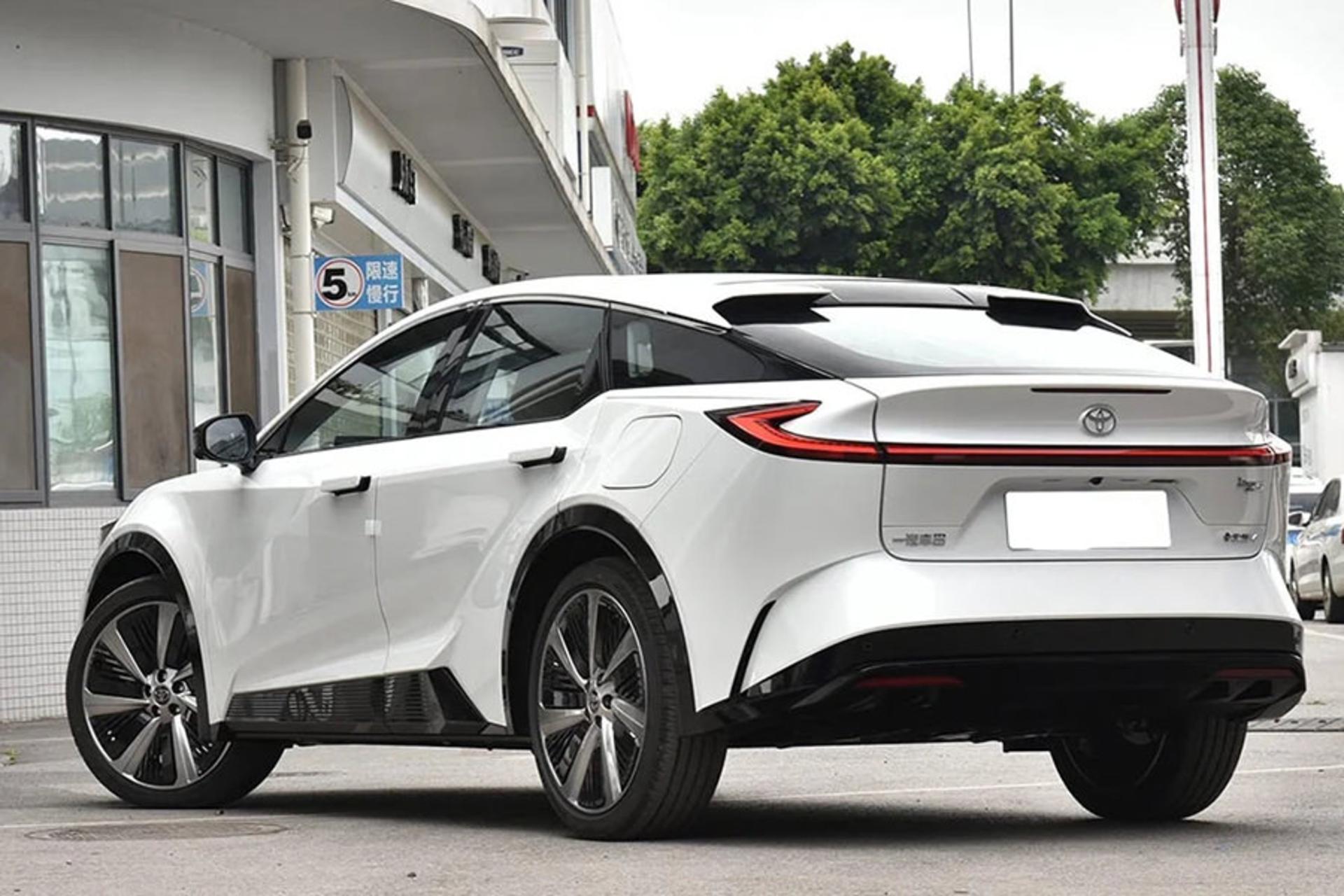 خودرو تویوتا Toyota bZ5 نمای پشت و جانبی