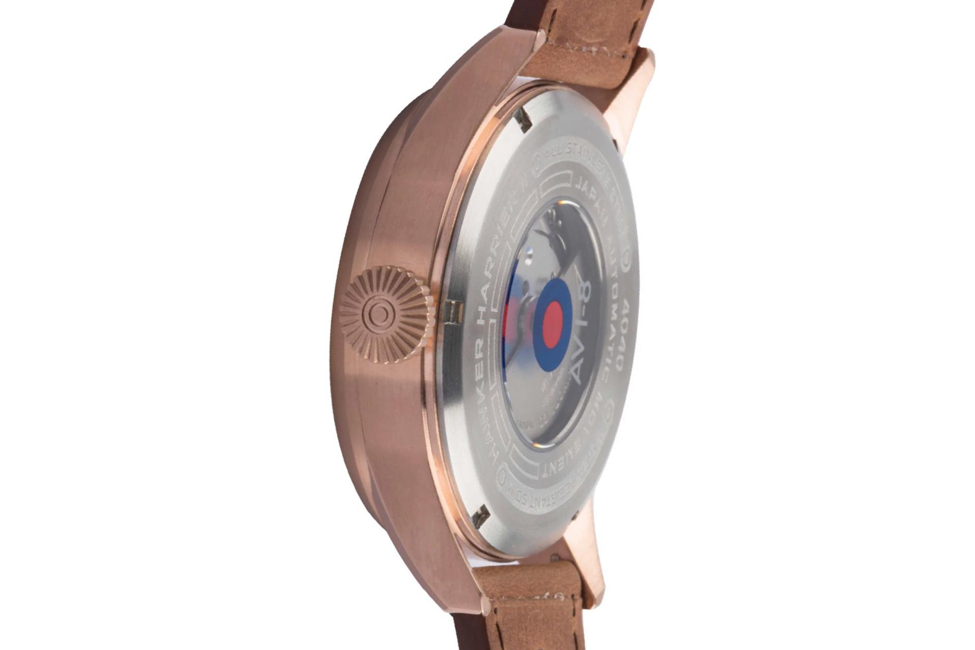 نمای کنار ساعت مچی مردانه ای وی ایت Hawker Harrier II AV-4040-04
