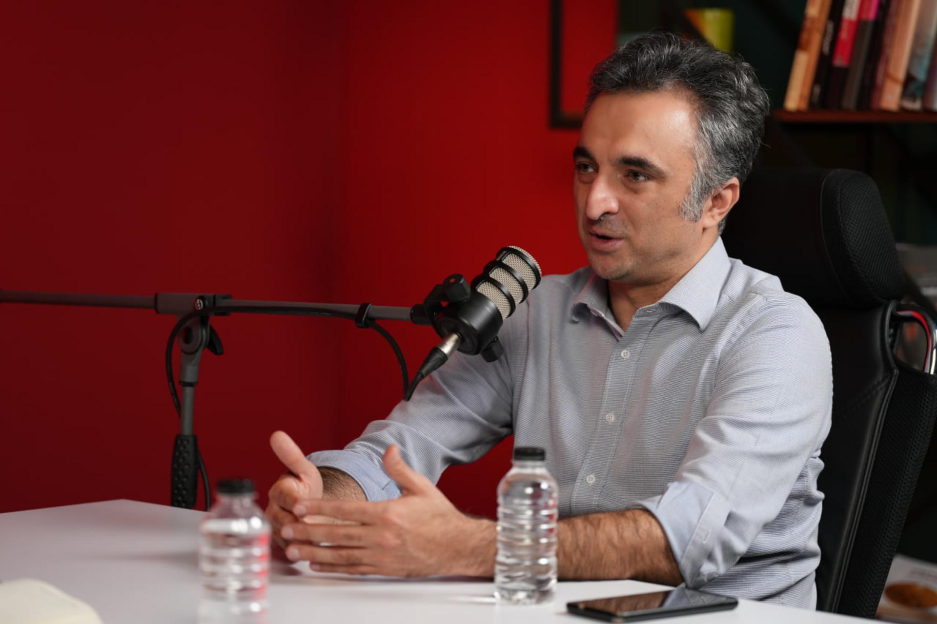 مدیرعامل آچاره در استودیو زومیت