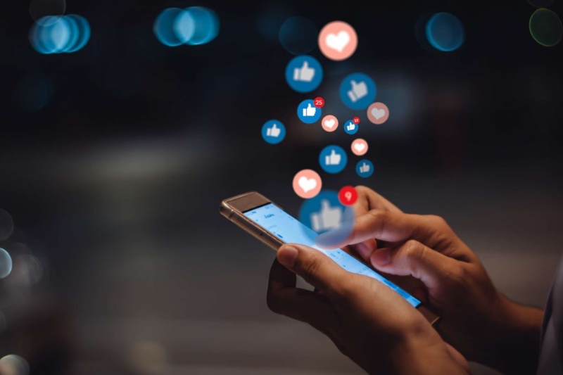 آیا محدود کردن شبکه‌های اجتماعی واقعاً حال نوجوانان را بهتر می‌کند؟ به‌زودی می‌فهمیم