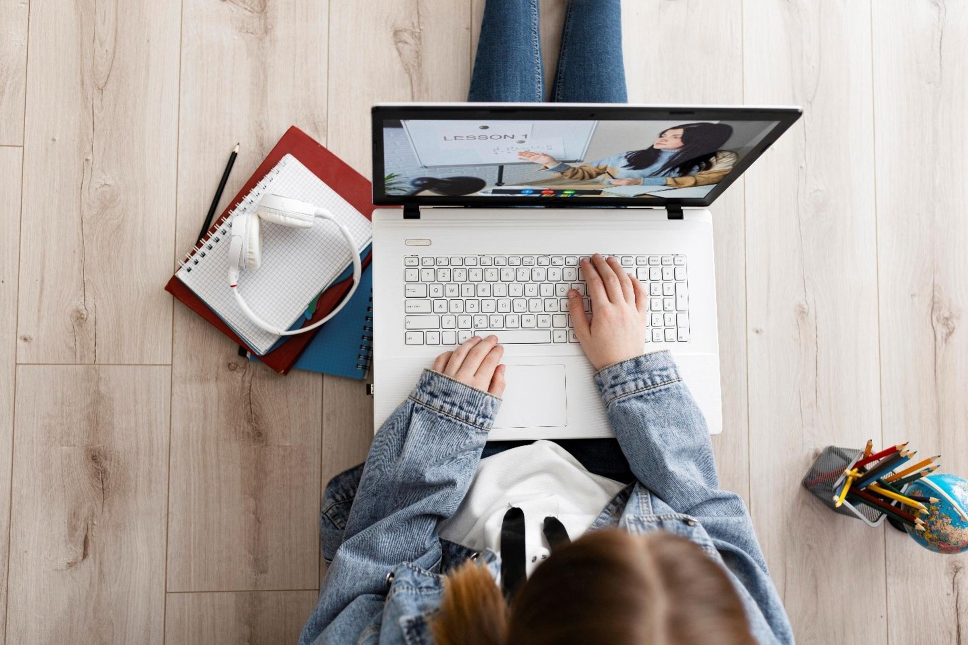 مکتب‌خونه: ویژگی های سایت های آموزشی آنلاین ایران