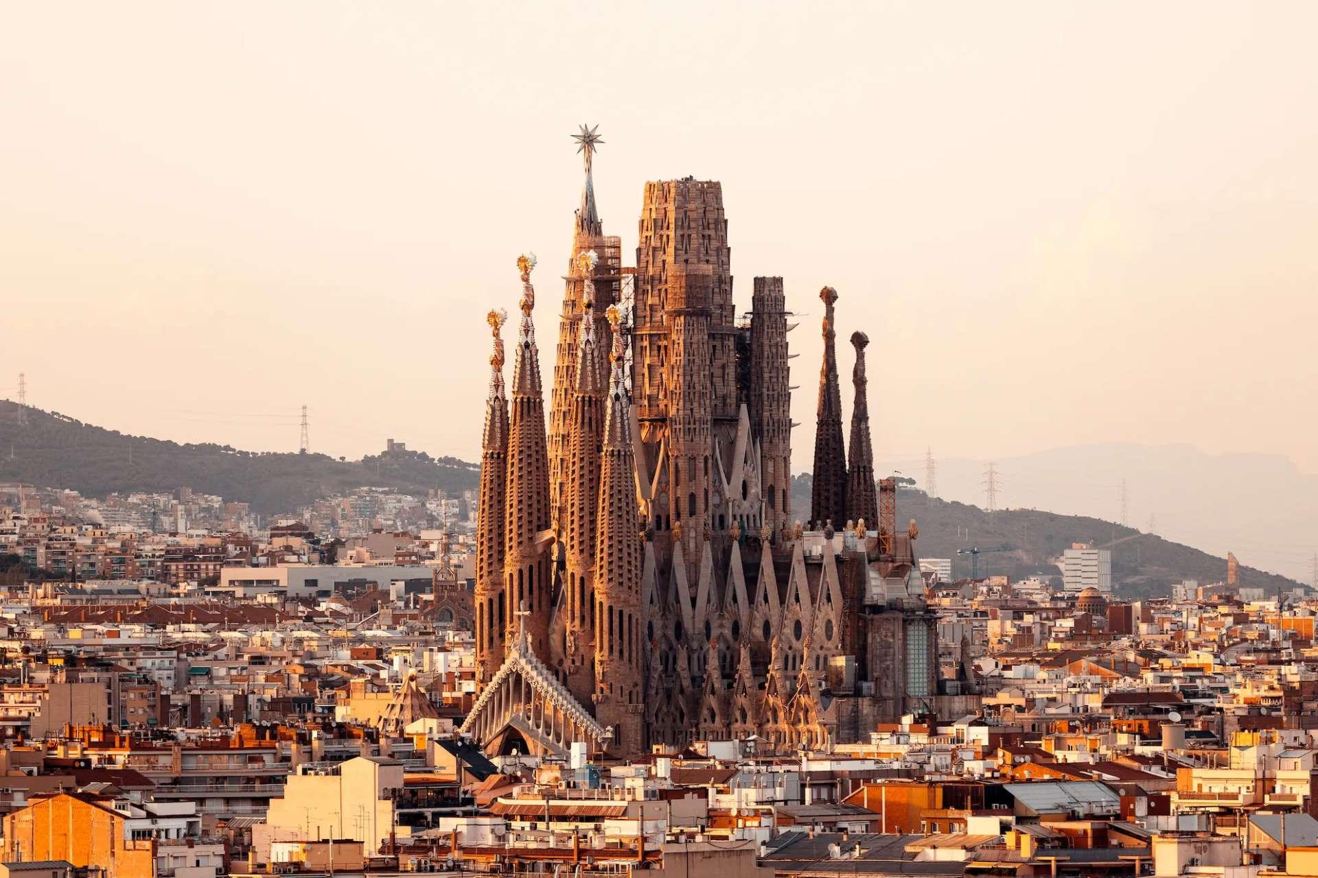 کلیسای ساگرادا فامیلیا در شهر بارسلون در اسپانیا 