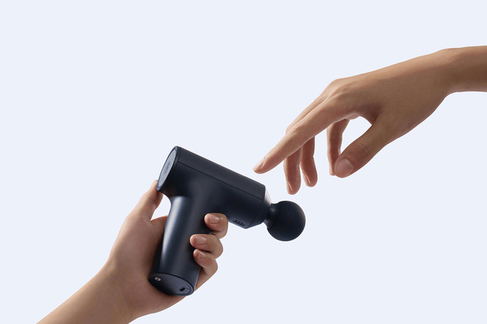 ماساژور شیائومی Xiaomi Massage Gun Mini 2 در دست