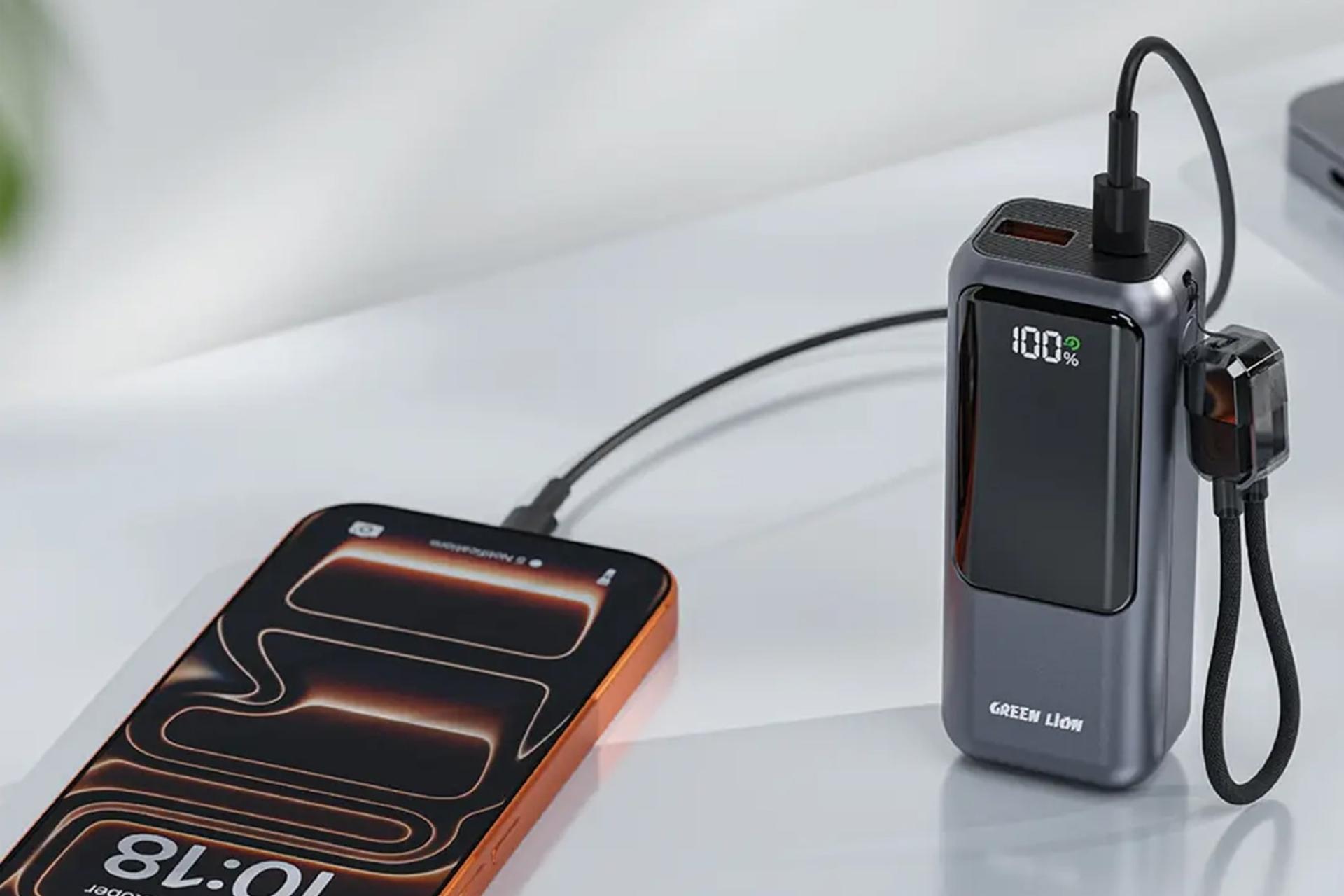 پاور بانک گرین لاین Green Lion Compact 10 10000mAh در حال شارژ