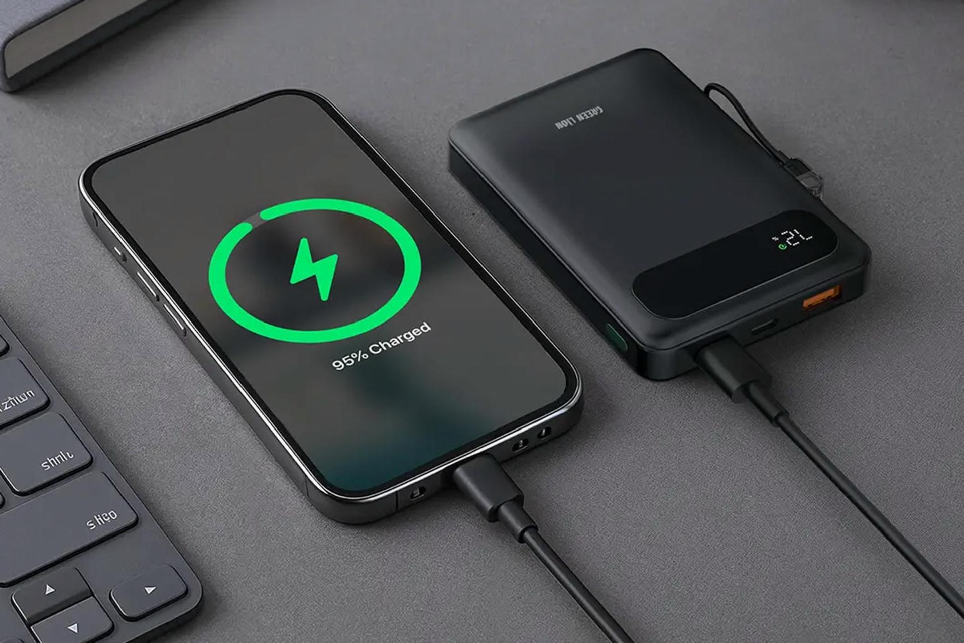 پاور بانک گرین لاین Green Lion Toledo 10000mAh در حال شارژ