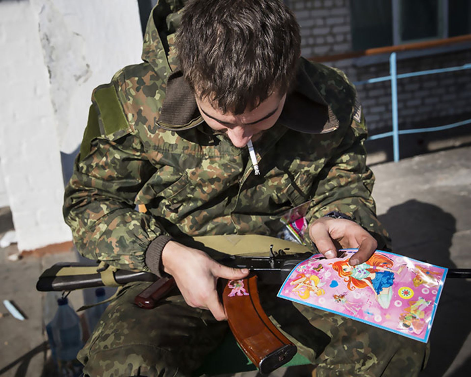 سرباز با سیگار و تفنگ و برچسب باربی
