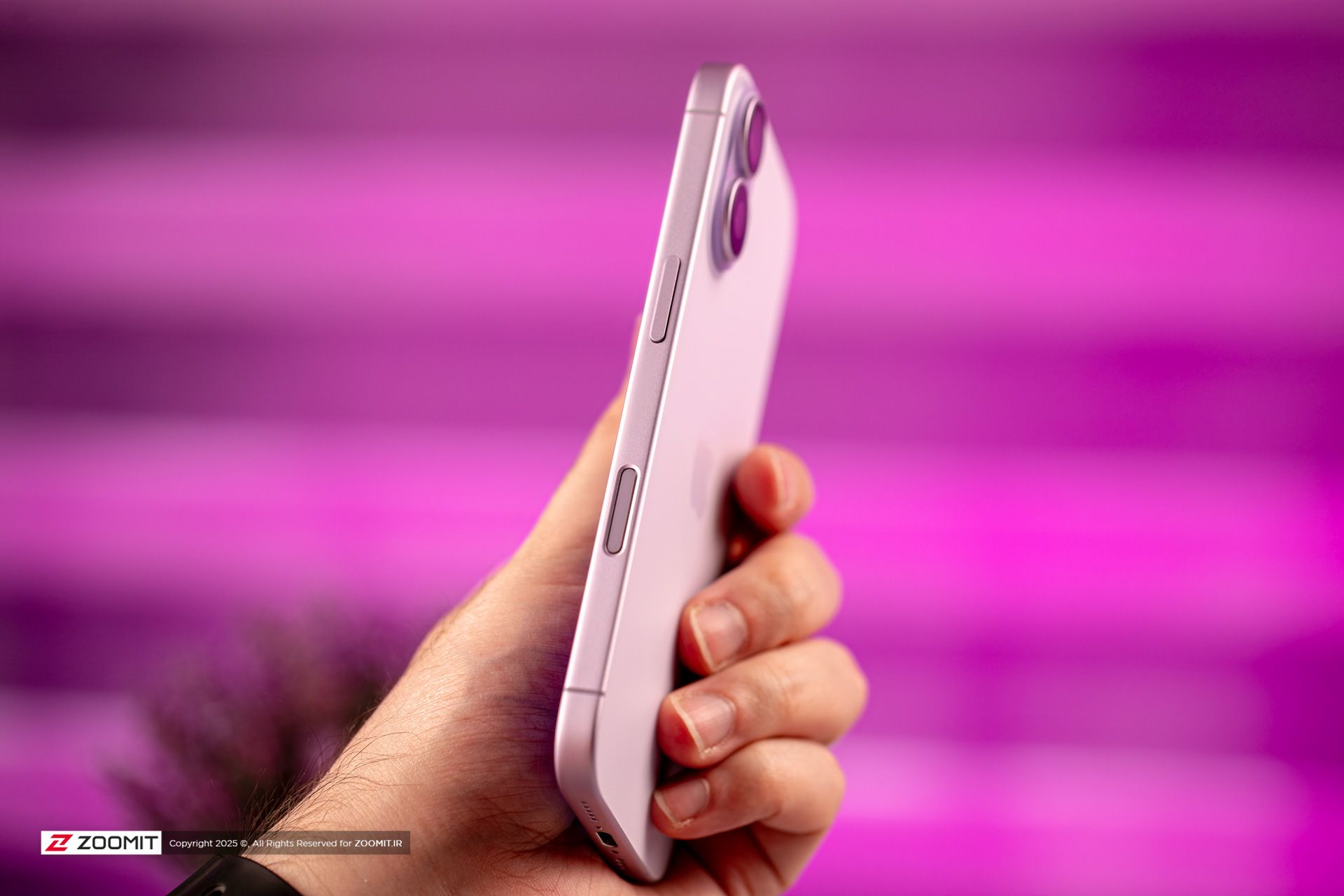 لبه کناری آیفون بنفش با دکمه‌های صدا در دست 