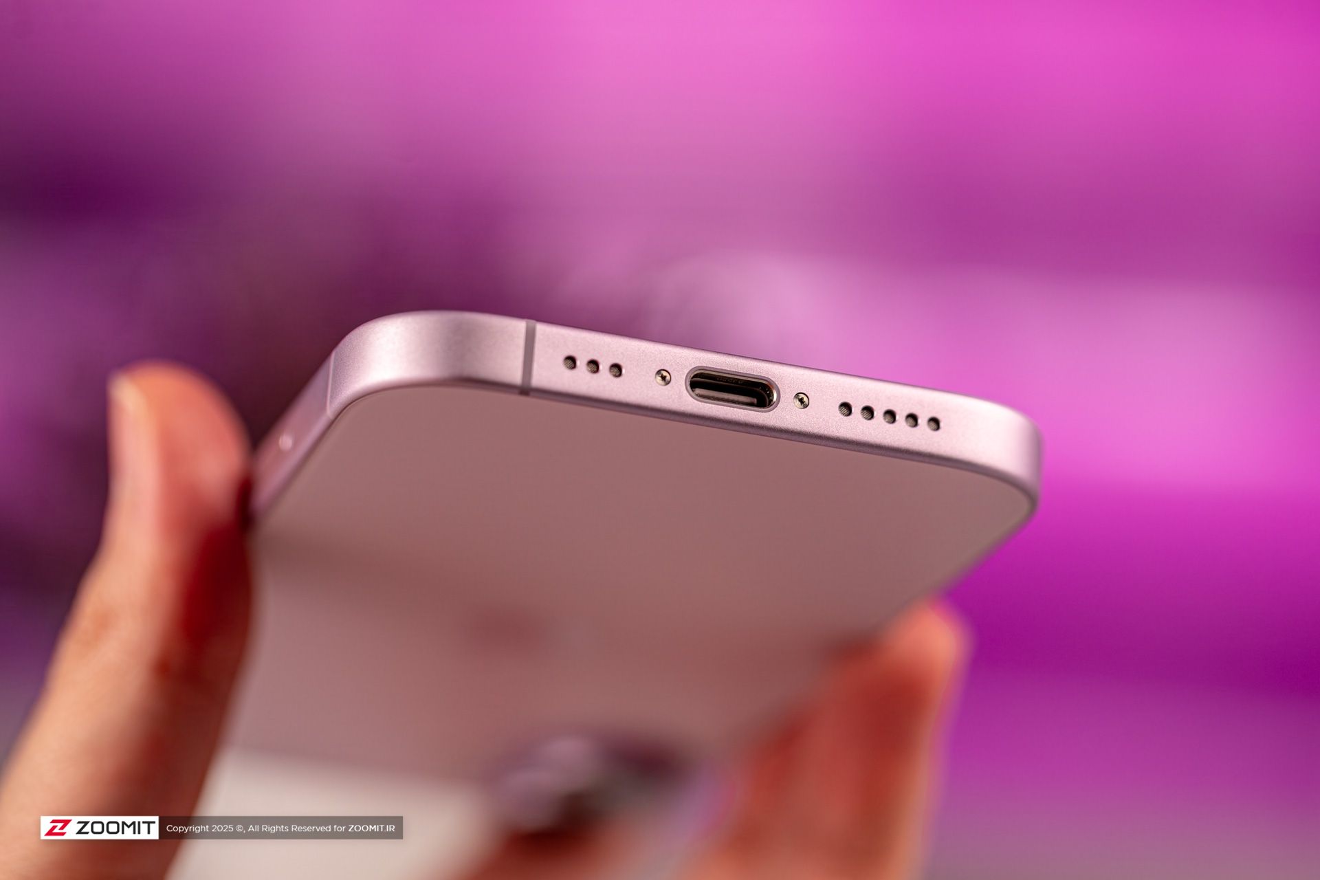 درگاه USB‑C و اسپیکرهای پایین آیفون بنفش