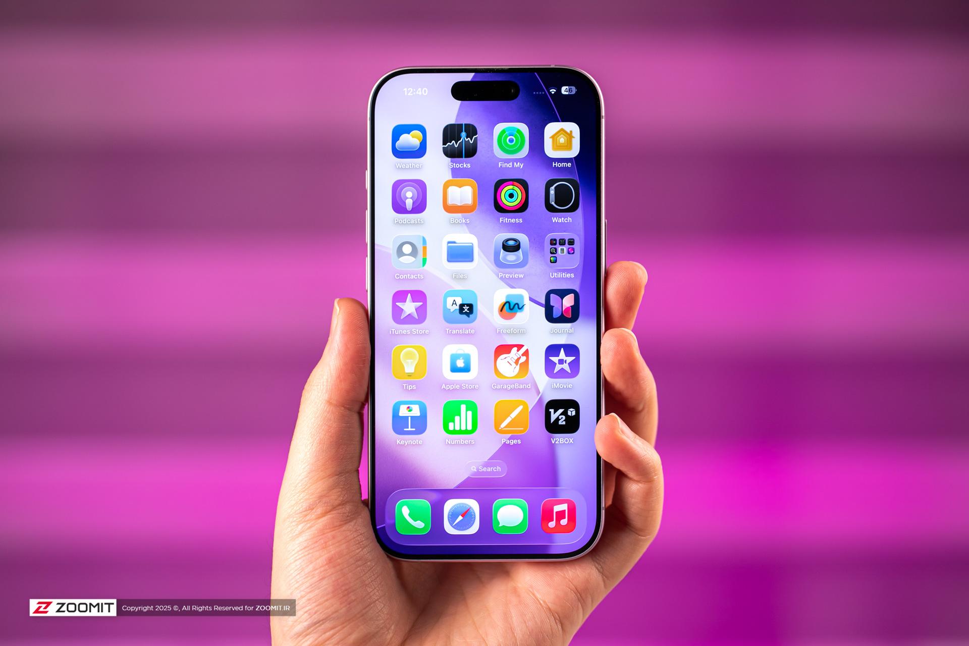 آیفون بنفش با هوم‌اسکرین iOS و پس‌زمینه بنفش