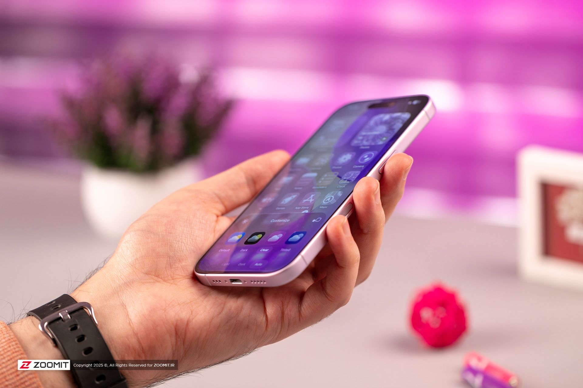 نمای نیمه‌جانبی آیفون بنفش با نمایشگر روشن و پس‌زمینه بنفش محو